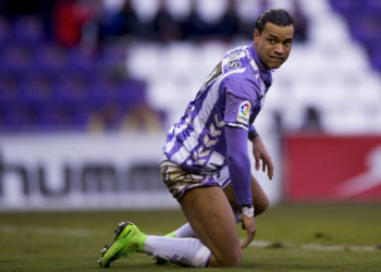 VALLADOLID, SPAIN - FEBRUARY 12:  Raul de Tomas of Real Valladolid CF reacts as he fails to score during the La Liga second league match between Real Valladolid CF and CD Tenerife at Estadio Jose Zorrilla on February 12, 2017 in Valladolid, Spain.  (Photo by Gonzalo Arroyo Moreno/Getty Images)