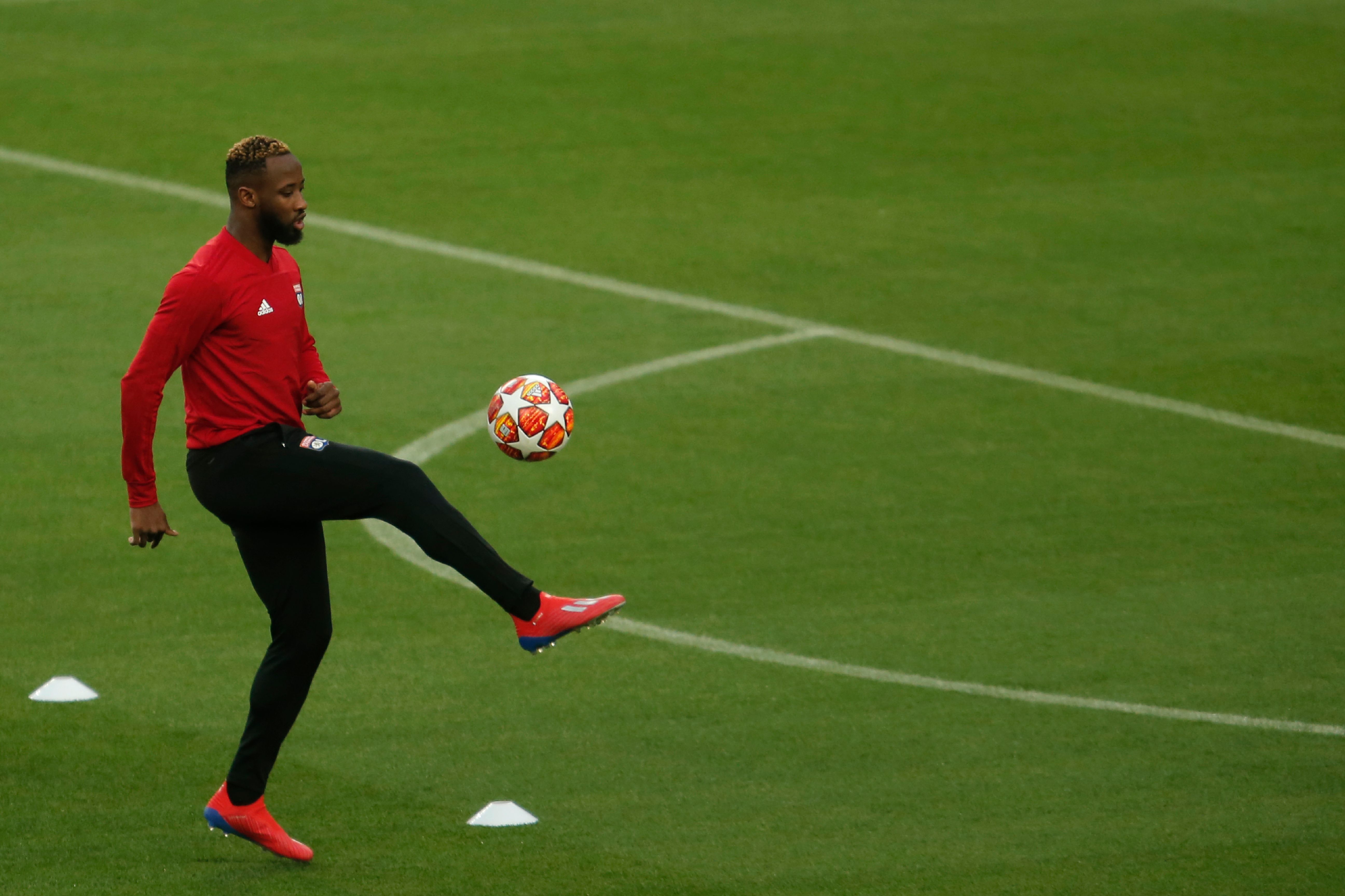 Lyon's French forward Moussa Dembele controls the ball during a training session at the Camp Nou stadium in Barcelona on March 12, 2019 on the eve of the Champions League round of 16, second leg football match between FC Barcelona and Olympique Lyonnais. (Photo by Pau Barrena / AFP)        (Photo credit should read PAU BARRENA/AFP/Getty Images)