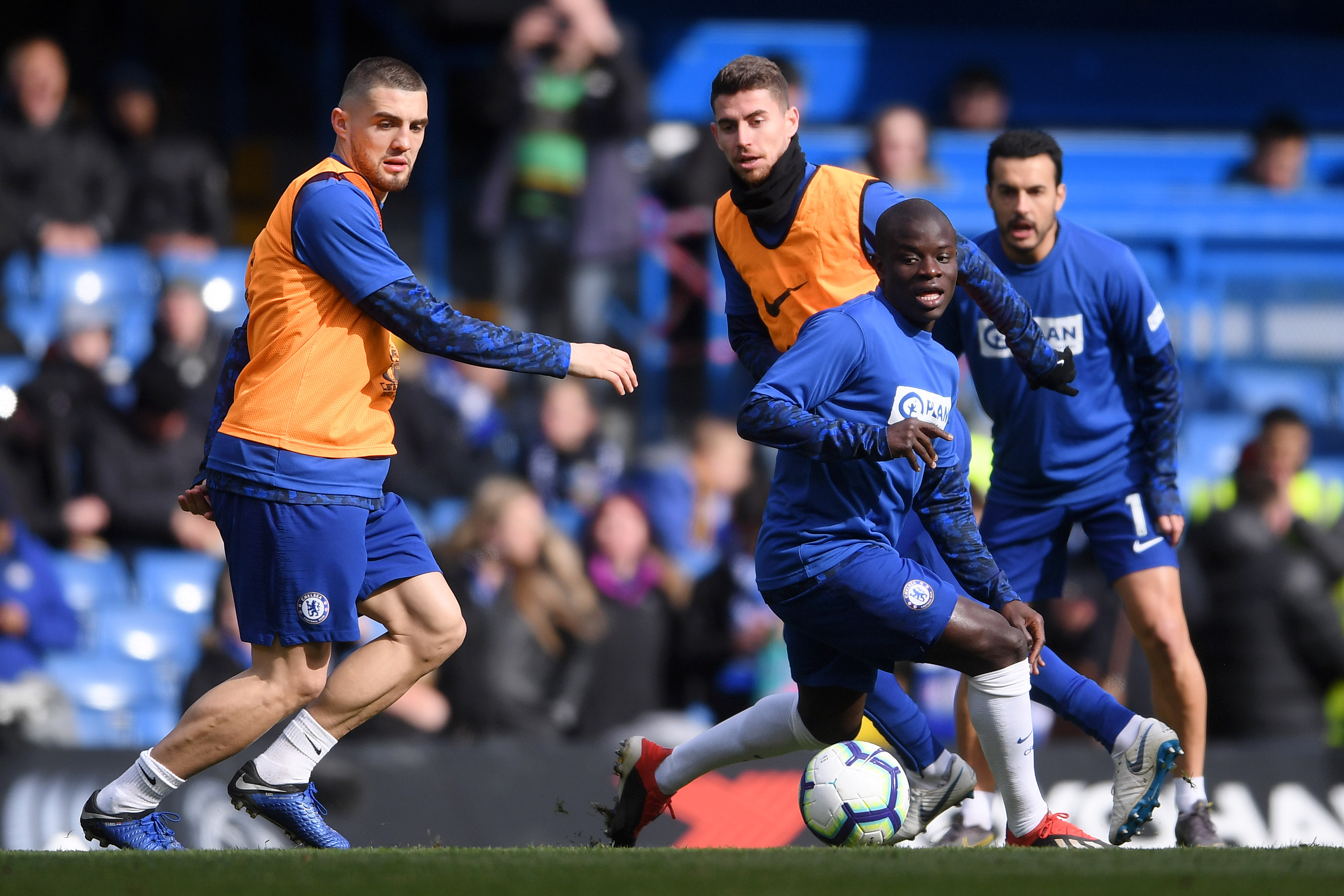 LONDON, ENGLAND - MARCH 10: N'golo Kante, Mateo Kovacic, Jorginho and Pedro of Chelsea warm up prior to the Premier League match between Chelsea FC and Wolverhampton Wanderers at Stamford Bridge on March 10, 2019 in London, United Kingdom. (Photo by Laurence Griffiths/Getty Images)