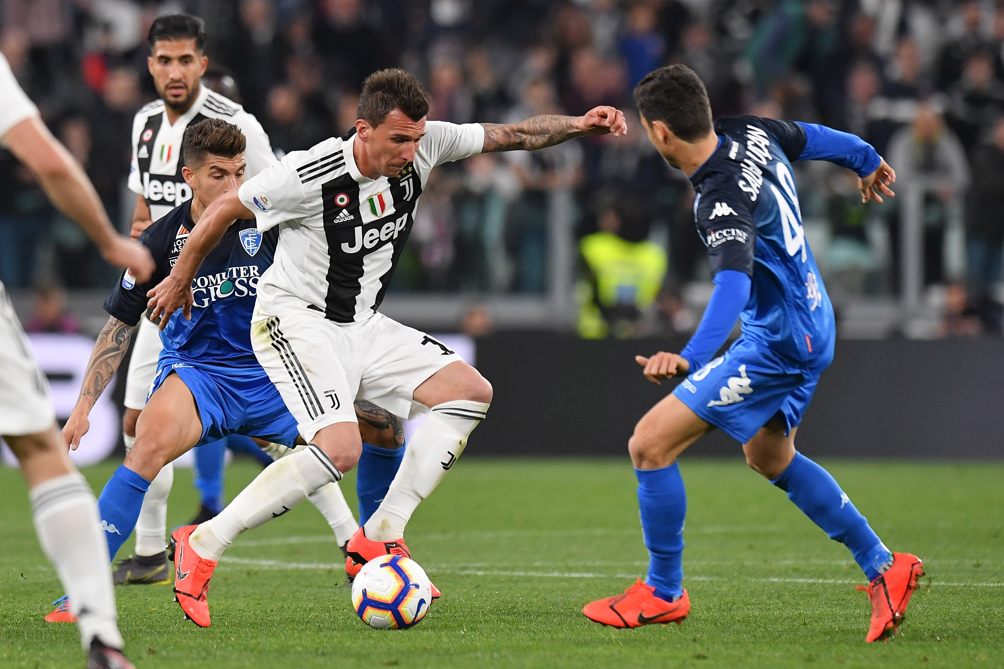 TURIN, ITALY - MARCH 30: Mario Mandzukic (L) of Juventus is challenged by Salih Ucan of Empoli during the Serie A match between Juventus and Empoli at Allianz Stadium on March 30, 2019 in Turin, Italy. (Photo by Tullio M. Puglia/Getty Images)