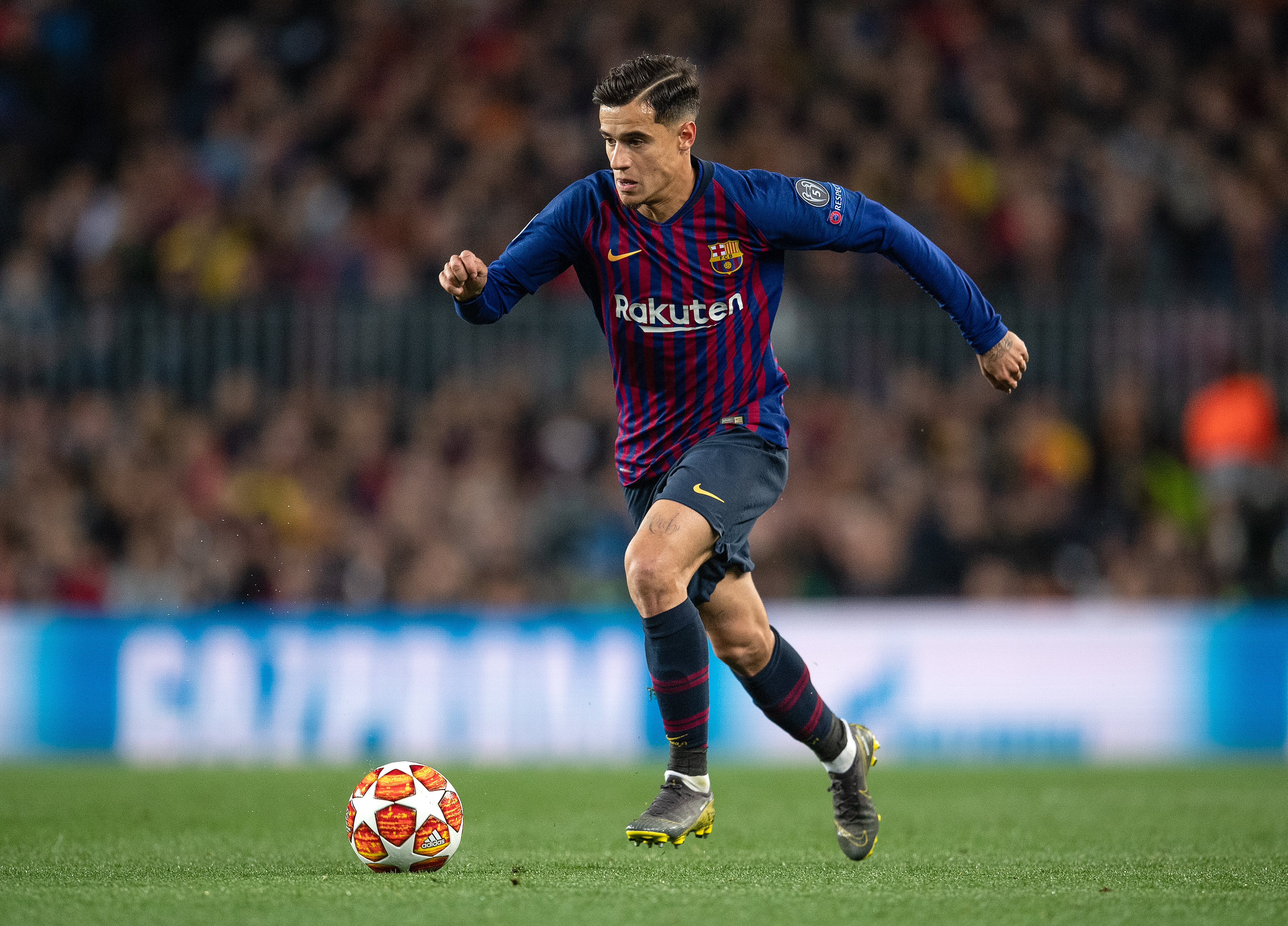 BARCELONA, SPAIN - APRIL 16: Philippe Coutinho of Barcelona controls the ball  during the UEFA Champions League Quarter Final second leg match between FC Barcelona and Manchester United at Camp Nou on April 16, 2019 in Barcelona, Spain. (Photo by Matthias Hangst/Getty Images)