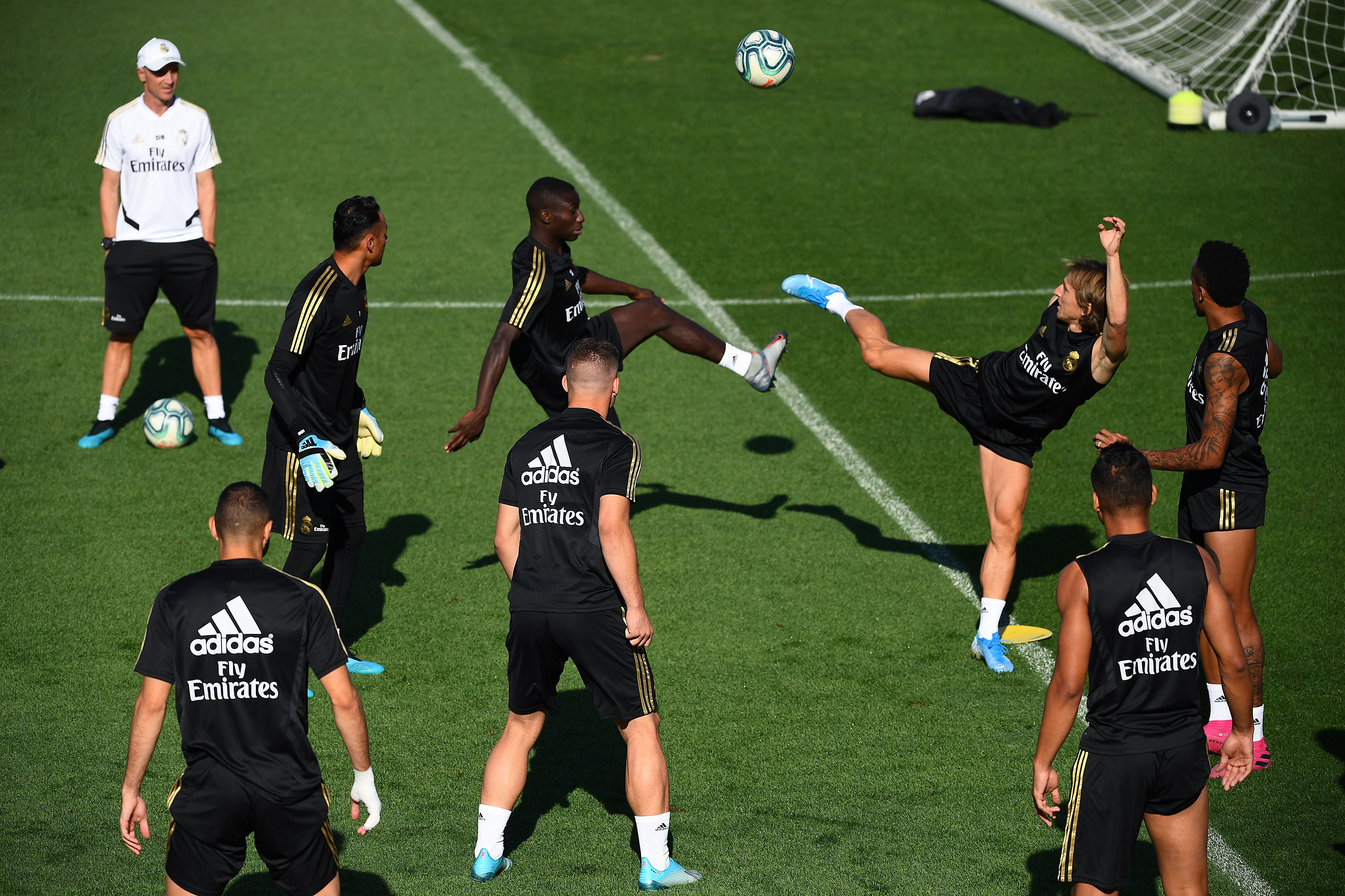 Real Madrid's players take part in a training session at the Ciudad Real Madrid training ground in Valdebebas near Madrid on August 23, 2019 ahead of their Spanish League football match against Real Valladolid. (Photo by GABRIEL BOUYS / AFP)        (Photo credit should read GABRIEL BOUYS/AFP/Getty Images)