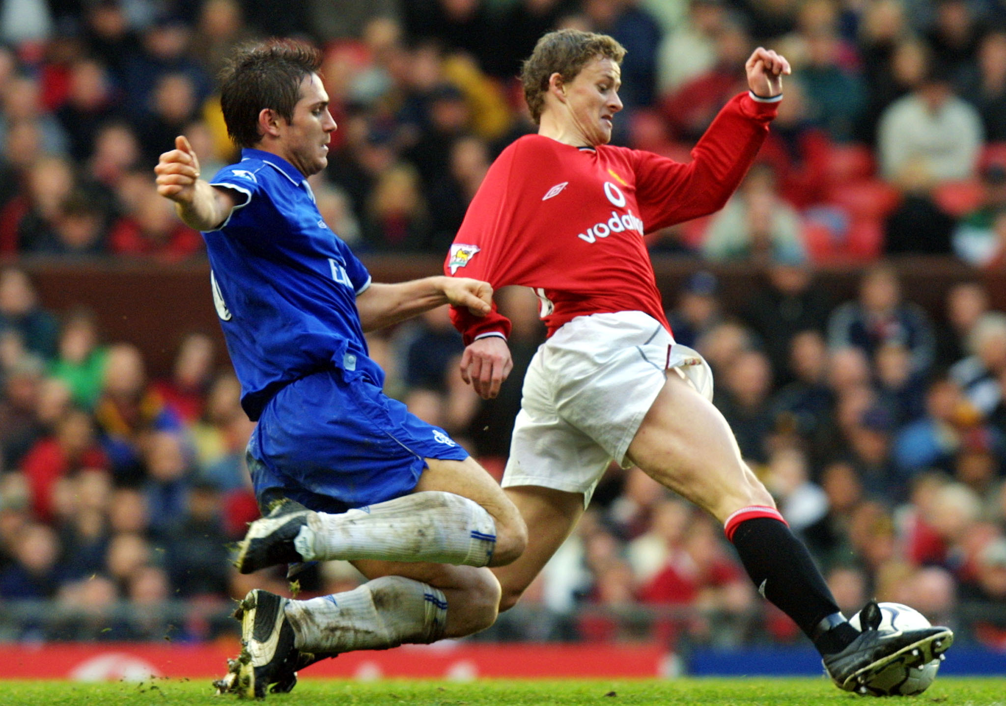 MANCHESTER, UNITED KINGDOM:  Chelsea's Frank Lampard (L) chases down Manchester United's Ole Gunnar Solskjaer (R) during the Premier League match at Old Trafford in Manchester 01December 2001. Chelsea won the match 3-0. AFP PHOTO Adrian DENNIS (Photo credit should read ADRIAN DENNIS/AFP/Getty Images)