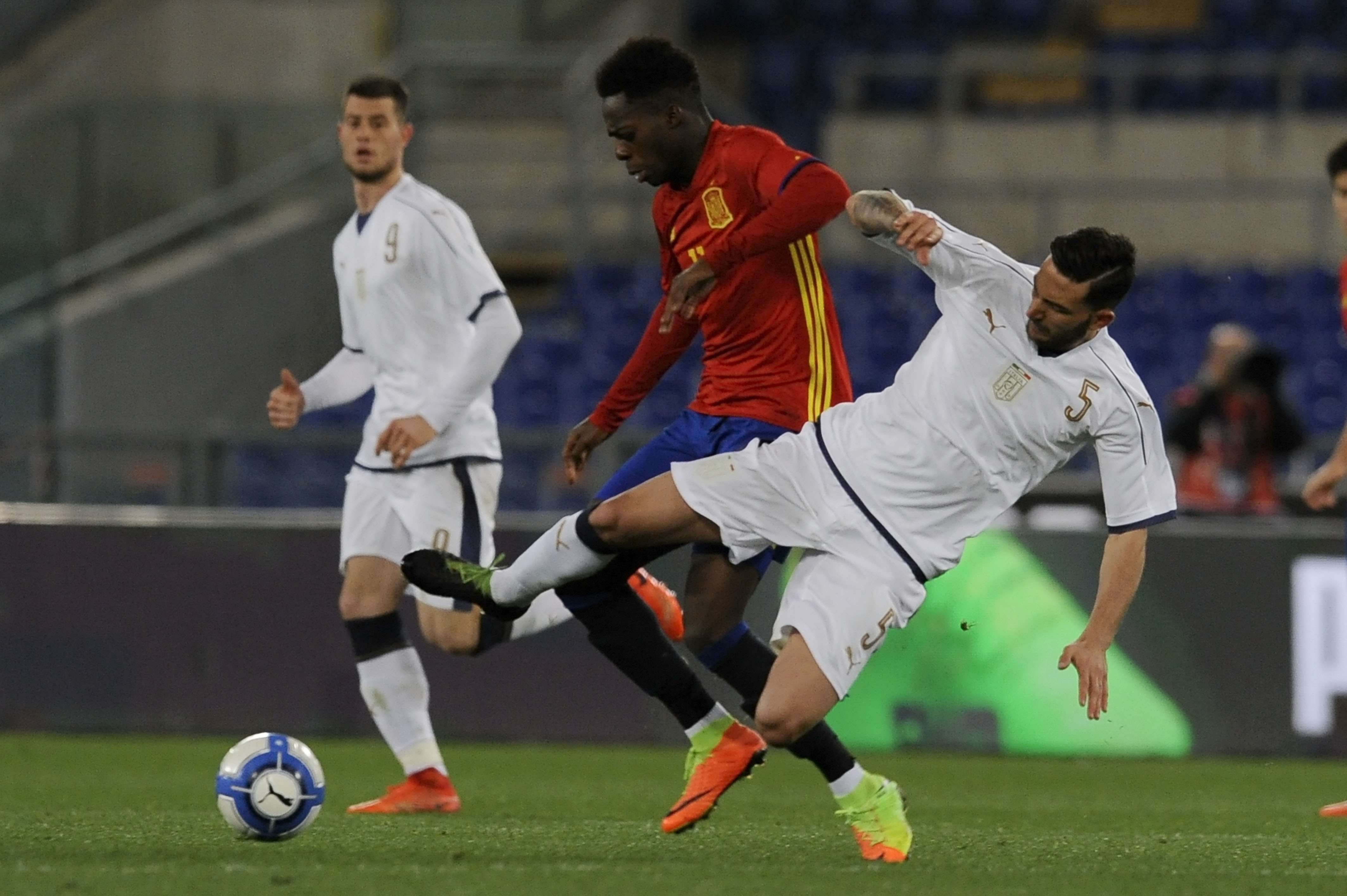 ROME, ITALY - MARCH 27:  Inaki Williams of Spain U21 compete for the ball with Danilo Cataldi of Italy U21 during the international friendly match between Italy U21 and Spain U21 at Olimpico Stadium on March 27, 2017 in Rome, Italy.  (Photo by Marco Rosi/Getty Images)