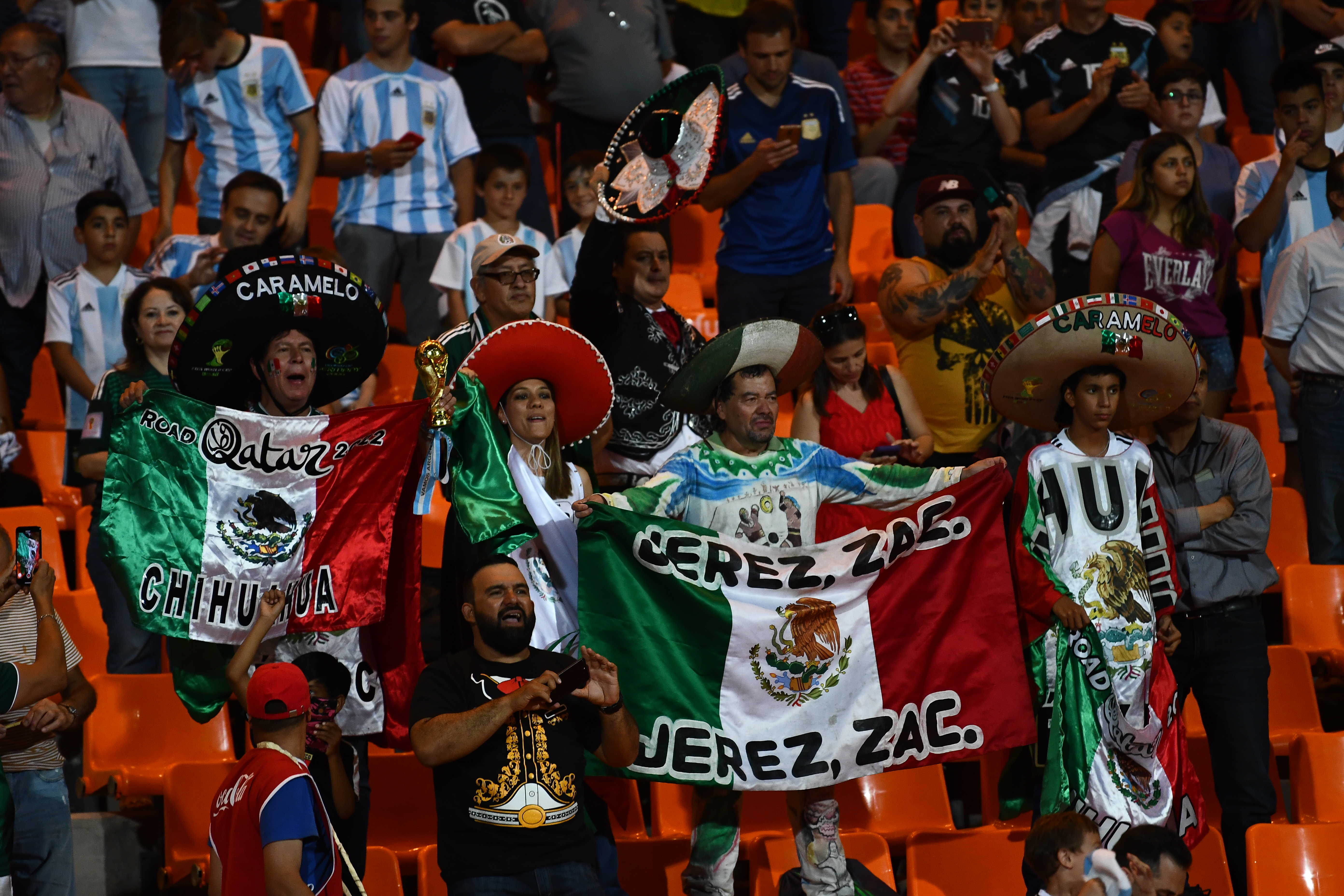 MENDOZA, ARGENTINA - NOVEMBER 20: Fans of Mexico cheer for their team during a friendly match between Argentina and Mexico at Malvinas Argentinas Stadium on November 20, 2018 in Mendoza, Argentina. (Photo by Amilcar Orfali/Getty Images)