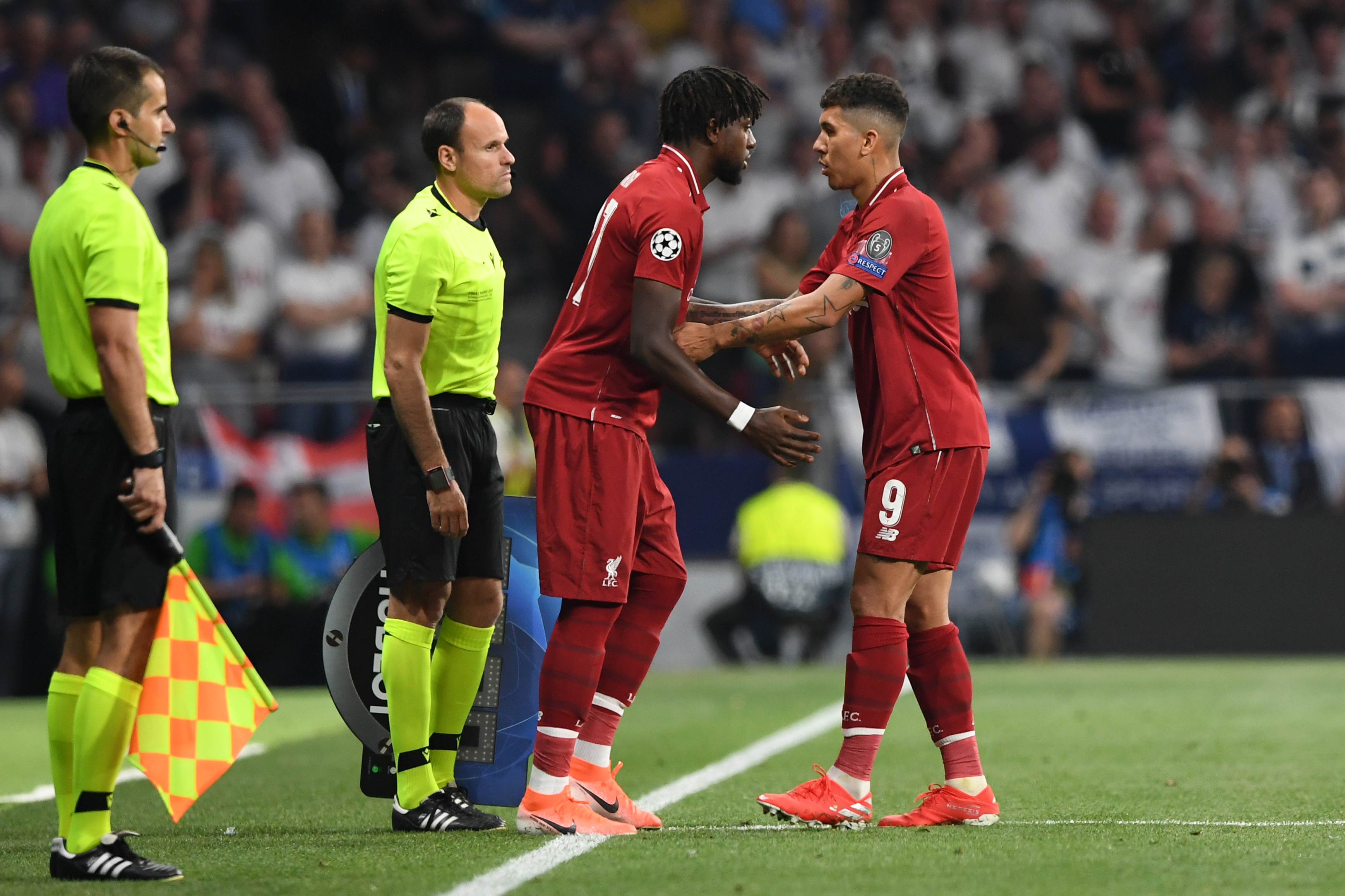 MADRID, SPAIN - JUNE 01: Roberto Firmino of Liverpool is replaced as a substitute by teammate Divock Origi during the UEFA Champions League Final between Tottenham Hotspur and Liverpool at Estadio Wanda Metropolitano on June 01, 2019 in Madrid, Spain. (Photo by Michael Regan/Getty Images)