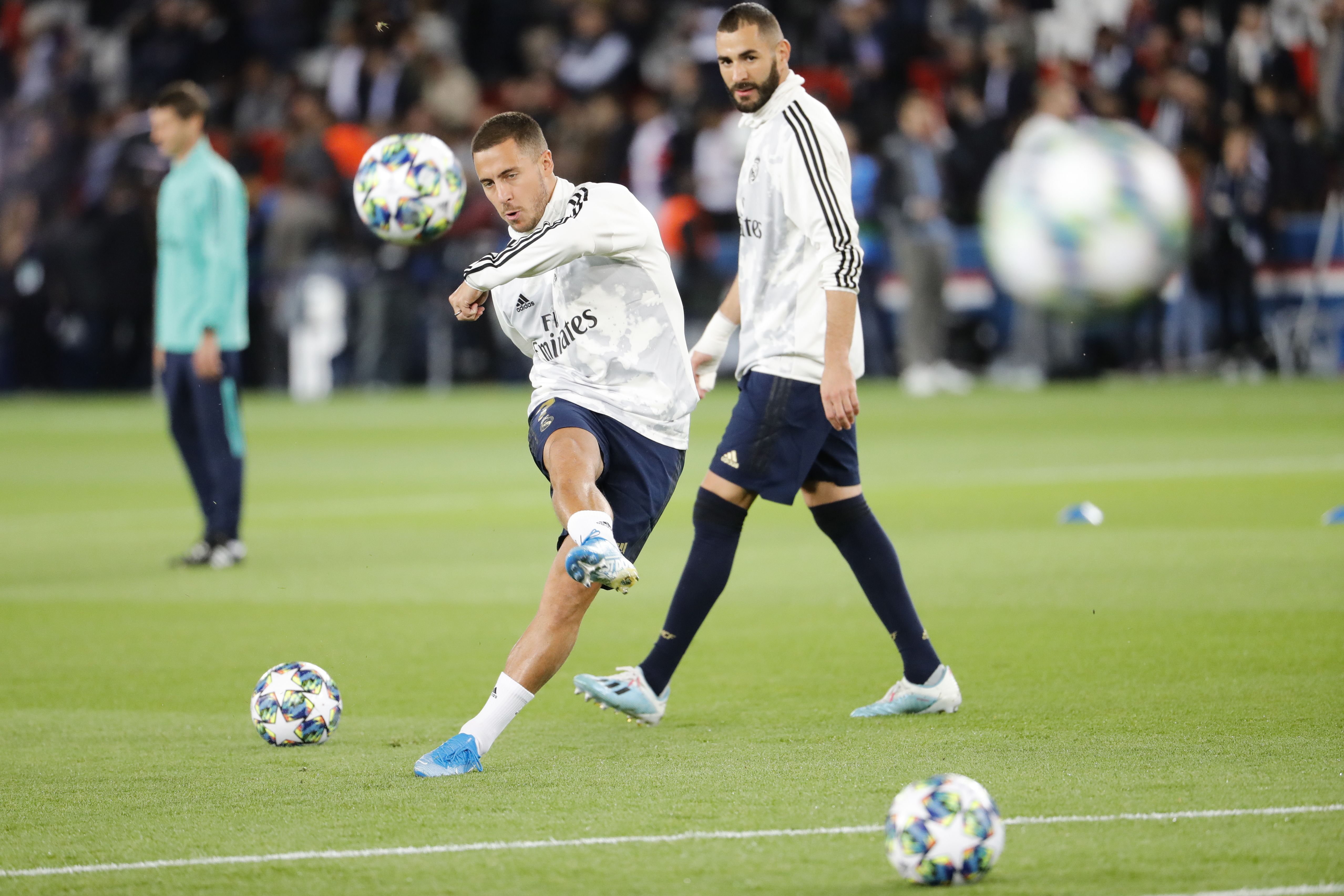 Real Madrid's Belgian forward Eden Hazard controls the ball next to Real Madrid's French forward Karim Benzema during the warm up session prior to the UEFA Champions league Group A football match between Paris Saint-Germain and Real Madrid, at the Parc des Princes stadium, in Paris, on September 18, 2019. (Photo by Thomas SAMSON / AFP)        (Photo credit should read THOMAS SAMSON/AFP/Getty Images)