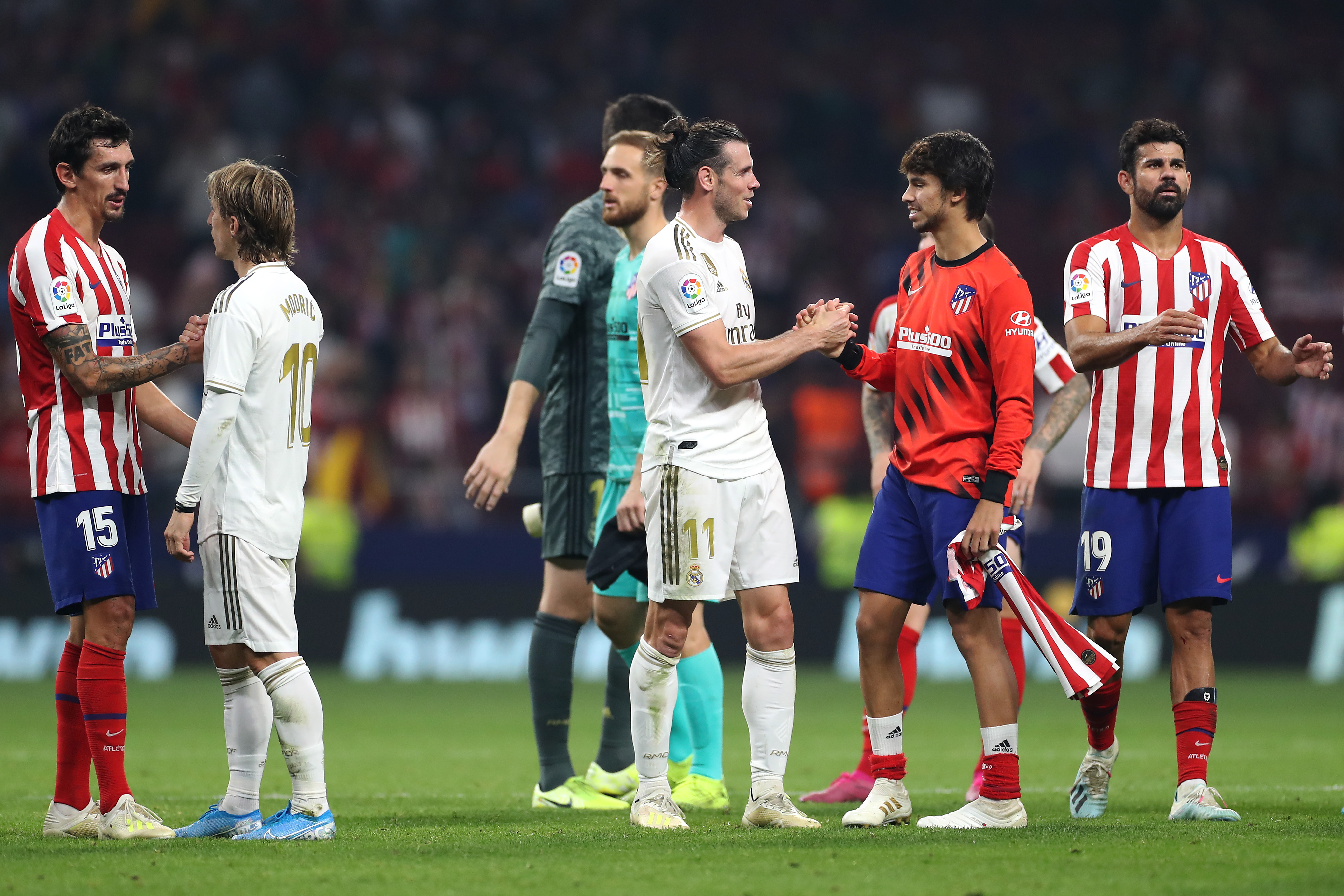 MADRID, SPAIN - SEPTEMBER 28: Joao Felix of Atletico Madrid speaks to Gareth Bale of Real Madrid after the Liga match between Club Atletico de Madrid and Real Madrid CF at Wanda Metropolitano on September 28, 2019 in Madrid, Spain. (Photo by Angel Martinez/Getty Images)