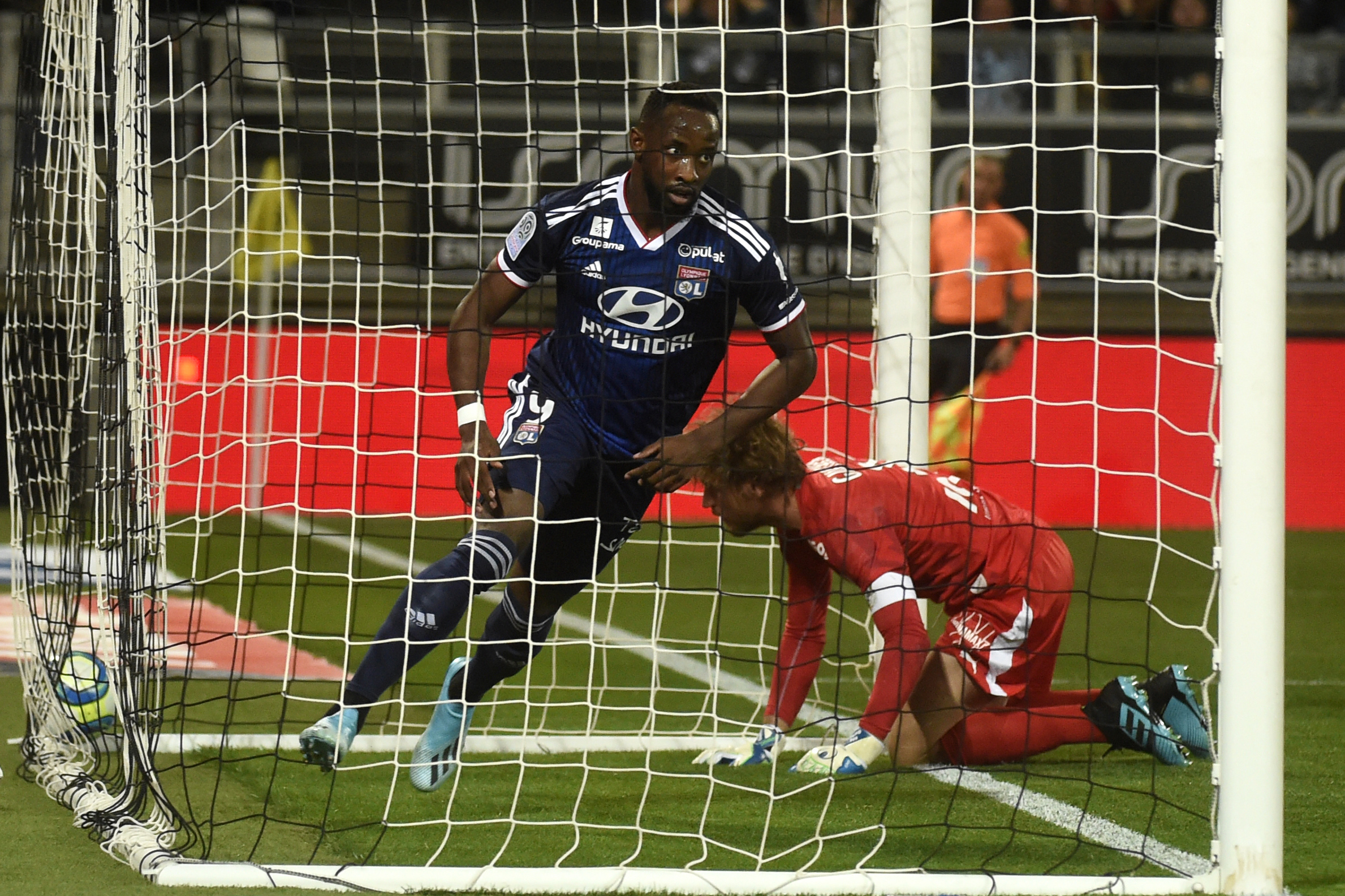 Lyon's french forward Moussa Dembele (L) scores a goal during the French L1 football match between Amiens and Lyon (OL) on September 13, 2019 at the Licorne stadium in Amiens. (Photo by FRANCOIS LO PRESTI / AFP)        (Photo credit should read FRANCOIS LO PRESTI/AFP/Getty Images)