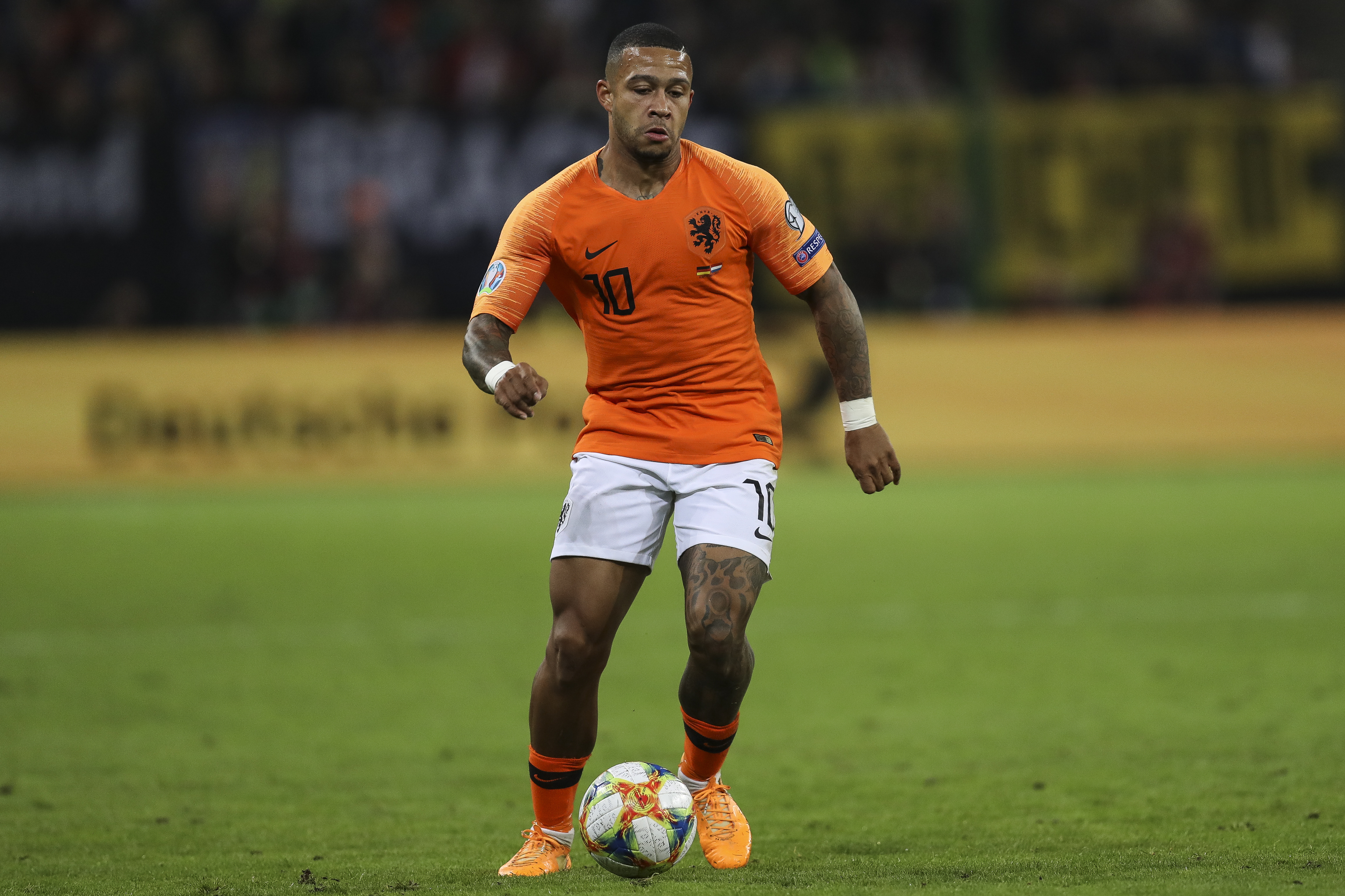 HAMBURG, GERMANY - SEPTEMBER 06: Memphis Depay of Netherlands controls the ball during the UEFA Euro 2020 qualifier match between Germany and Netherlands at Volksparkstadion on September 06, 2019 in Hamburg, Germany. (Photo by Maja Hitij/Bongarts/Getty Images)
