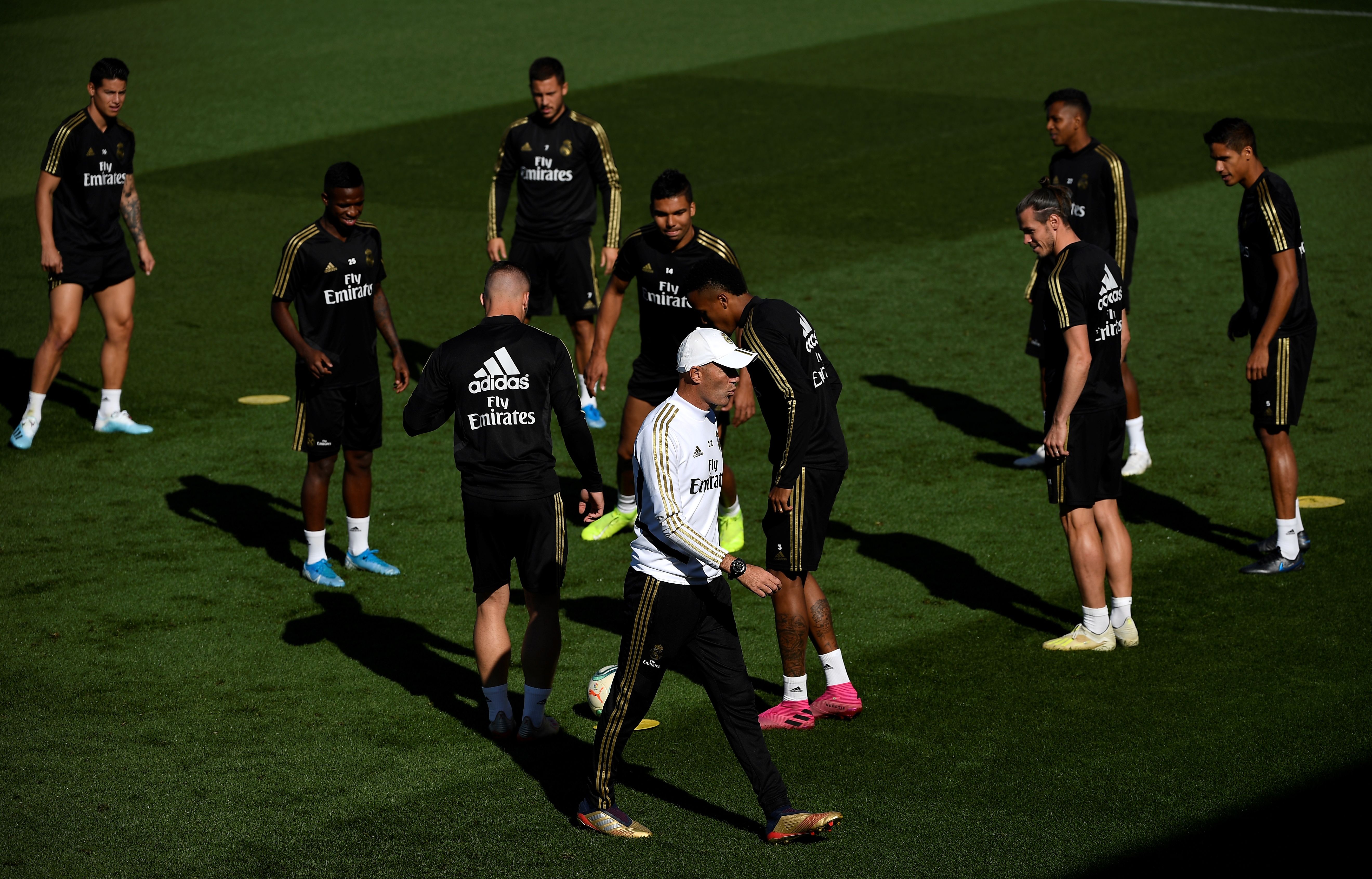Real Madrid's French coach Zinedine Zidane (C) walks by his players during a training session at Valdebebas Sport City in Madrid on October 4, 2019 on the eve of a Liga football match against Granada. (Photo by PIERRE-PHILIPPE MARCOU / AFP) (Photo by PIERRE-PHILIPPE MARCOU/AFP via Getty Images)