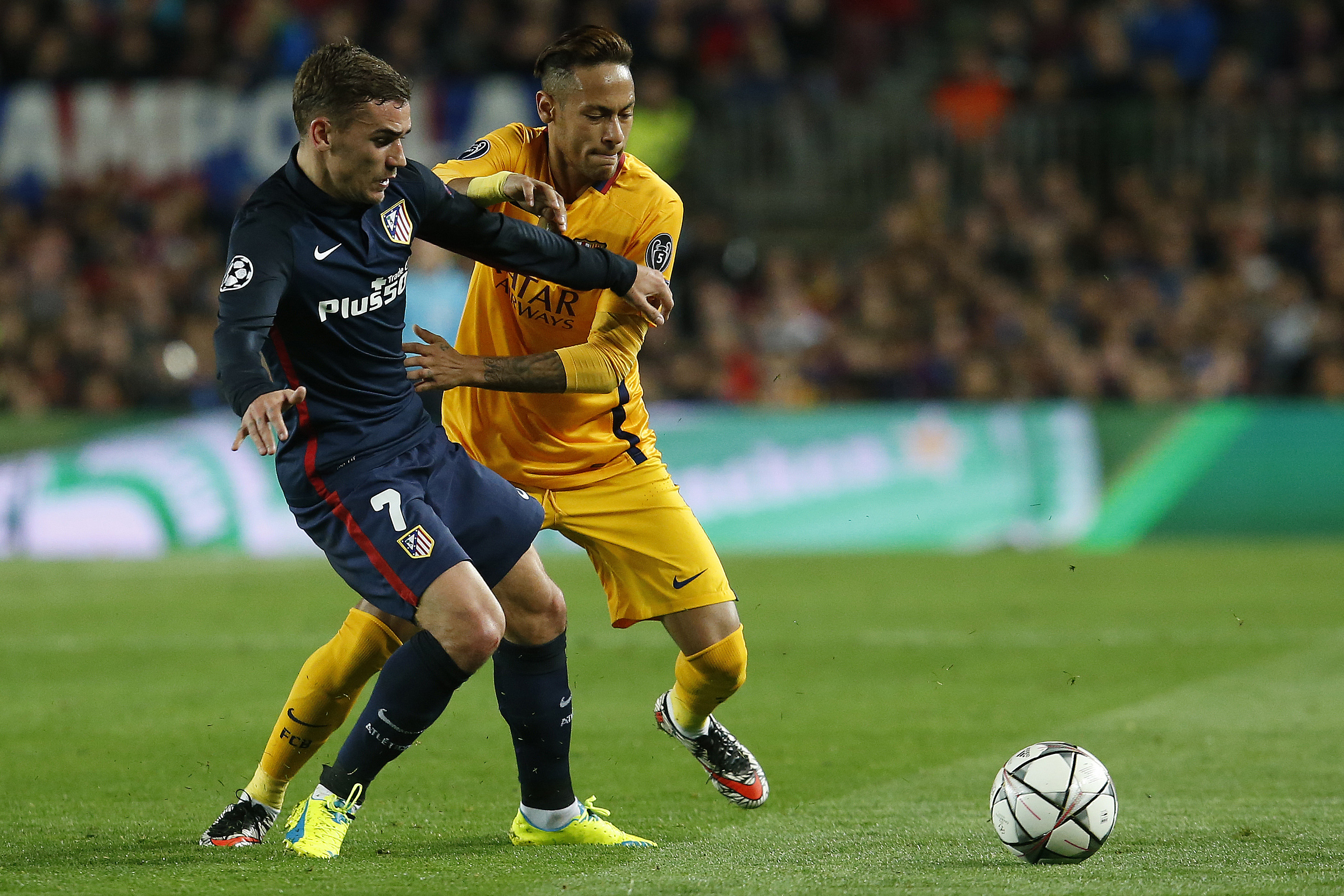 Atletico Madrid's French forward Antoine Griezmann (L) vies with Barcelona's Brazilian forward Neymar during the UEFA Champions League quarter finals first leg football match FC Barcelona vs Atletico de Madrid at the Camp Nou stadium in Barcelona on April 5, 2016. / AFP / PAU BARRENA        (Photo credit should read PAU BARRENA/AFP/Getty Images)