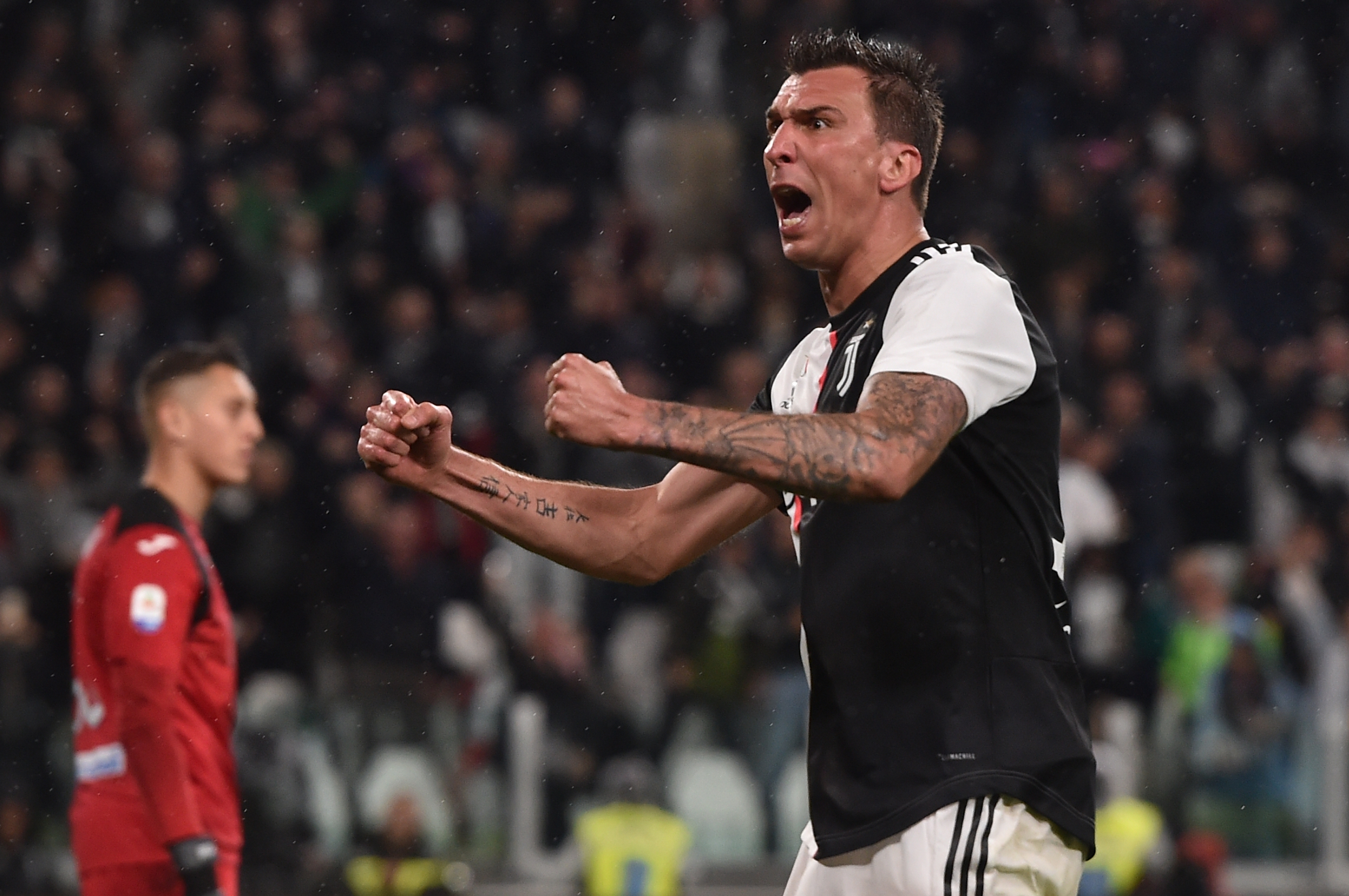 TURIN, ITALY - MAY 19: Mario Mandzukic of Juventus celebrates after scoring the equalizing goal  during the Serie A match between Juventus and Atalanta BC on May 19, 2019 in Turin, Italy. (Photo by Tullio M. Puglia/Getty Images)