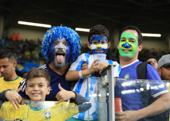 BELO HORIZONTE, BRAZIL - JULY 02: Fans of Brazil and Argentina smile prior to the Copa America Brazil 2019 Semi Final match between Brazil and Argentina at Mineirao Stadium on July 02, 2019 in Belo Horizonte, Brazil. (Photo by Buda Mendes/Getty Images)