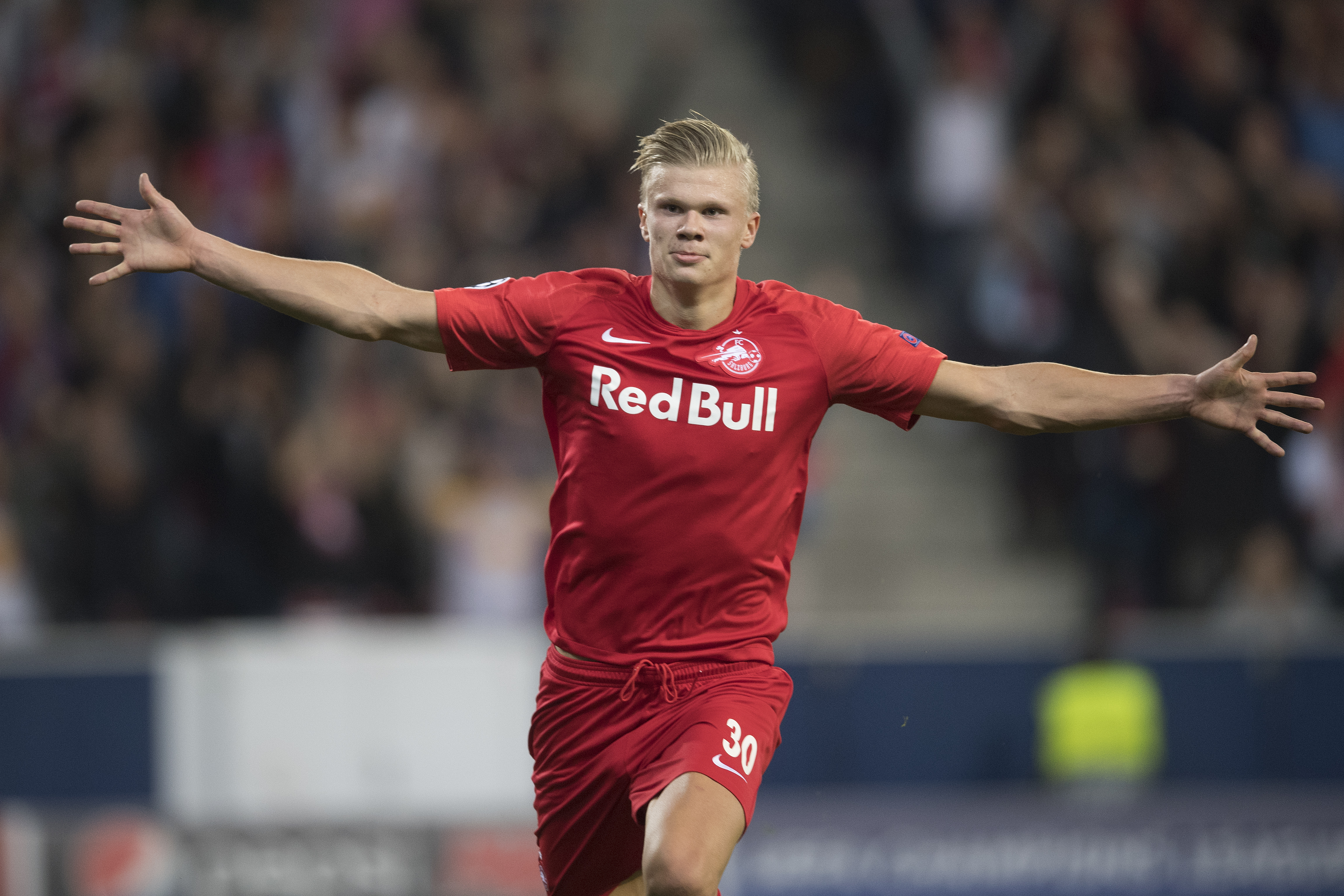 SALZBURG, AUSTRIA - SEPTEMBER 17:  Erling Haaland of FC Salzburg celebrates after scoring the goal for 2:0 during the Champions League group E match between FC Salzburg and KRC Genk at Salzburg Stadion on September 17, 2019 in Salzburg, Austria. (Photo by Andreas Schaad/Bongarts/Getty Images)