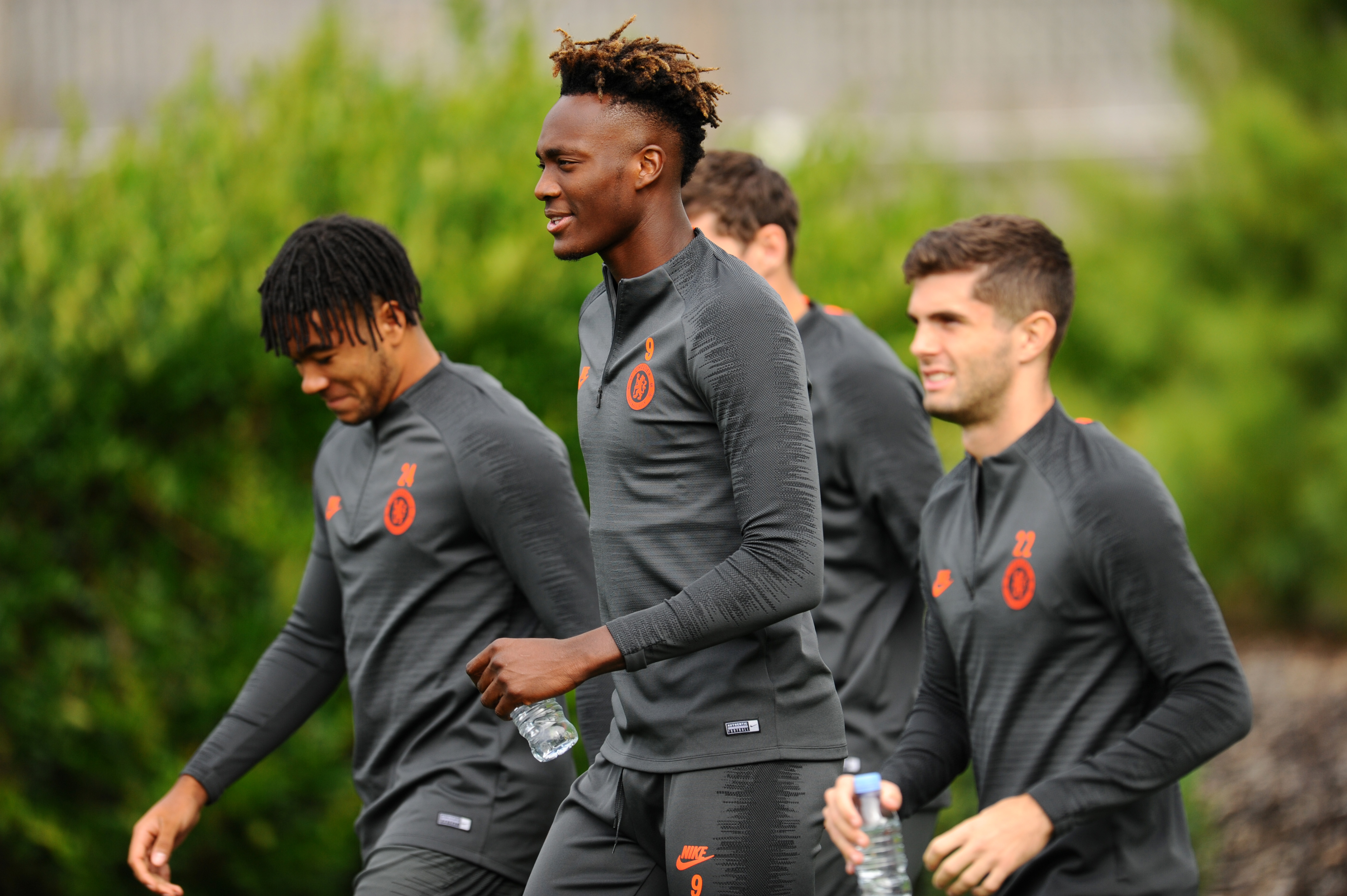 COBHAM, ENGLAND - SEPTEMBER 16: (L-R) Reece James, Tammy Abraham and Christian Pulisic of Chelsea arrive during the Chelsea FC training session on the eve of the UEFA Champions League match between Chelsea FC and Valencia CF at Chelsea Training Ground on September 16, 2019 in Cobham, England. (Photo by Alex Burstow/Getty Images)