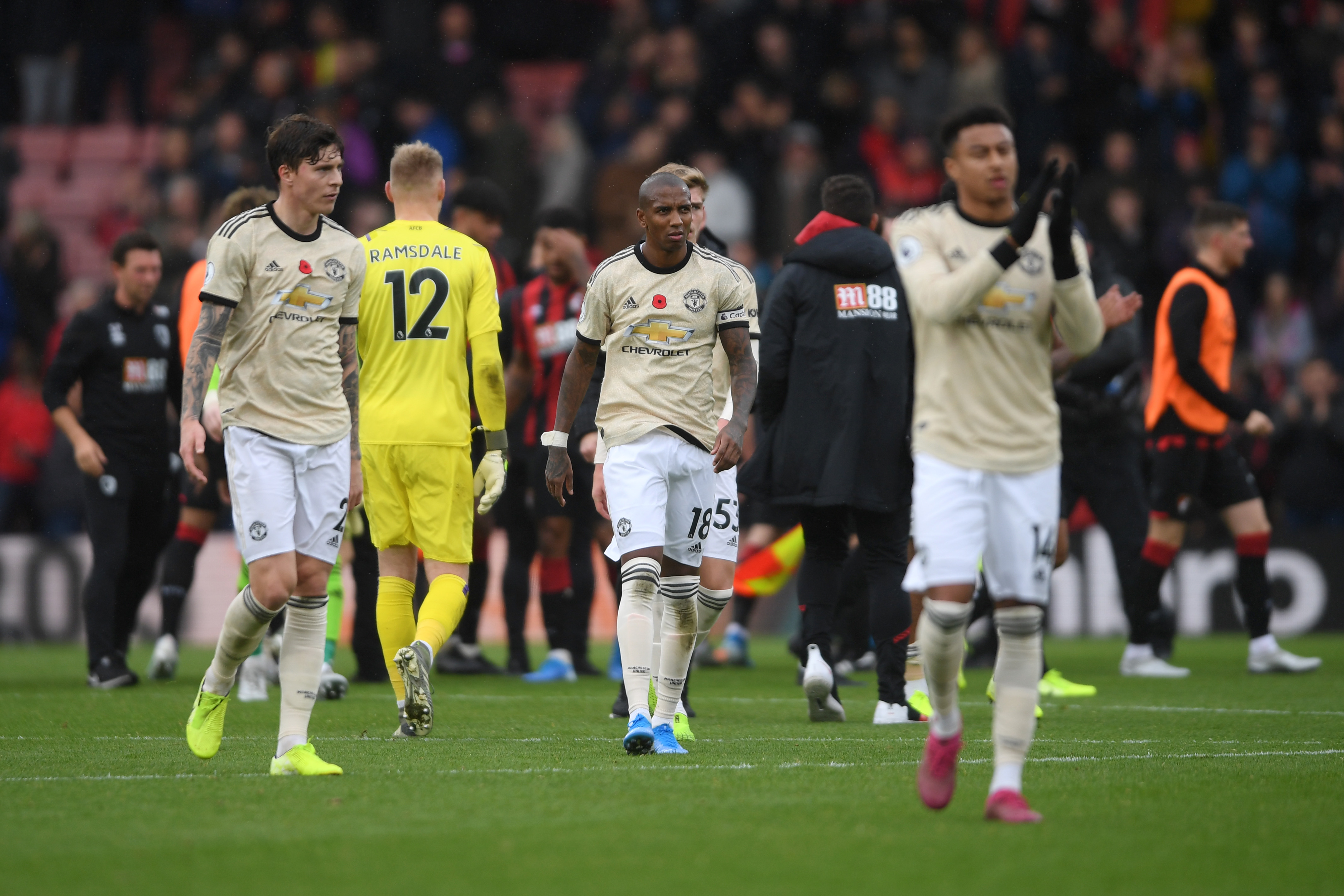 BOURNEMOUTH, ENGLAND - NOVEMBER 02: Players of Manchester United look dejected following the Premier League match between AFC Bournemouth and Manchester United at Vitality Stadium on November 02, 2019 in Bournemouth, United Kingdom. (Photo by Mike Hewitt/Getty Images)