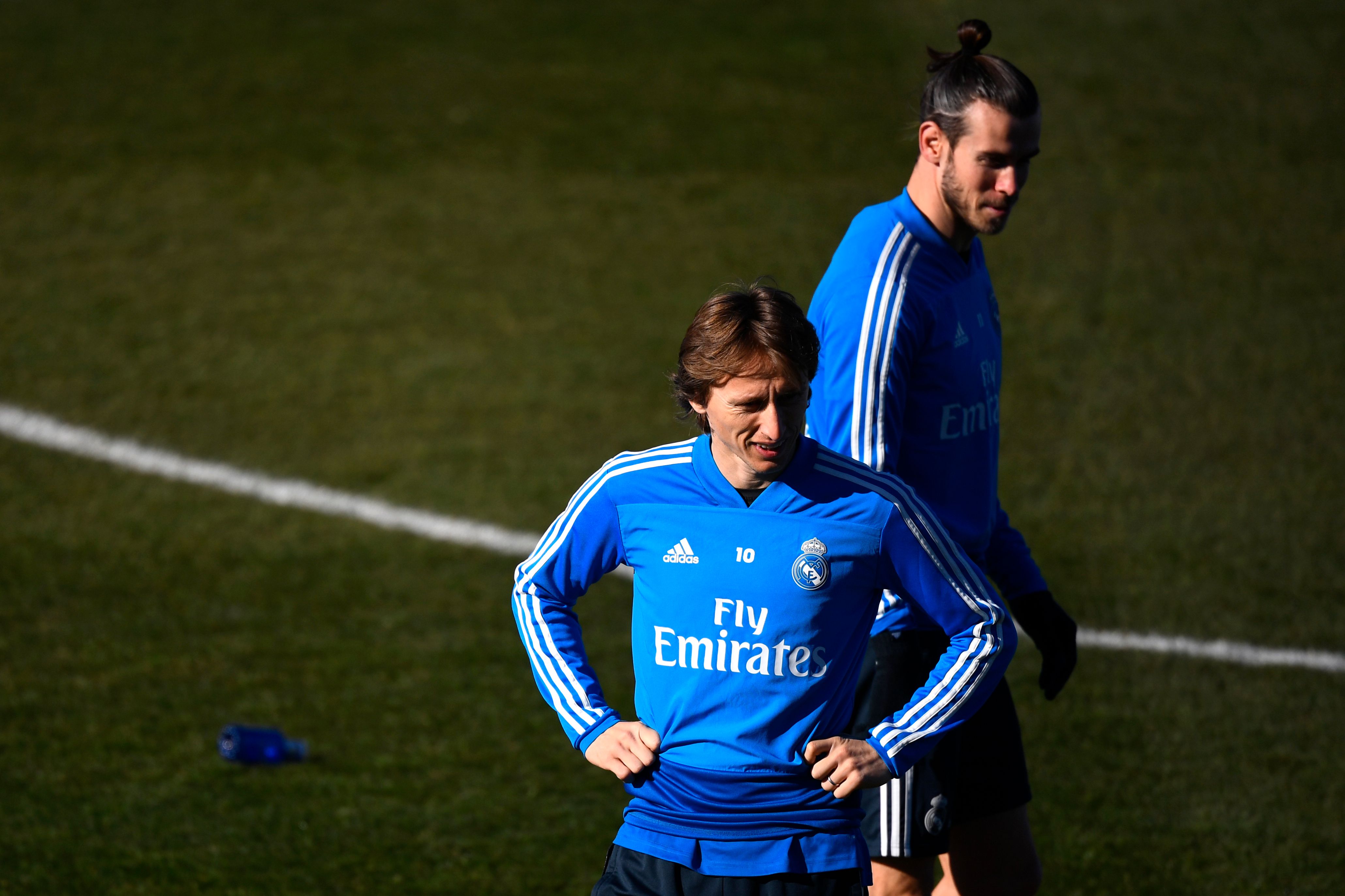 Real Madrid's Croatian midfielder Luka Modric and Real Madrid's Welsh forward Gareth Bale (back) attend a training session at the club's training ground in the outskirts of Madrid on February 5, 2019 on the eve of the Copa del Rey semi-final football match between Barcelona and Real Madrid. (Photo by GABRIEL BOUYS / AFP)        (Photo credit should read GABRIEL BOUYS/AFP via Getty Images)