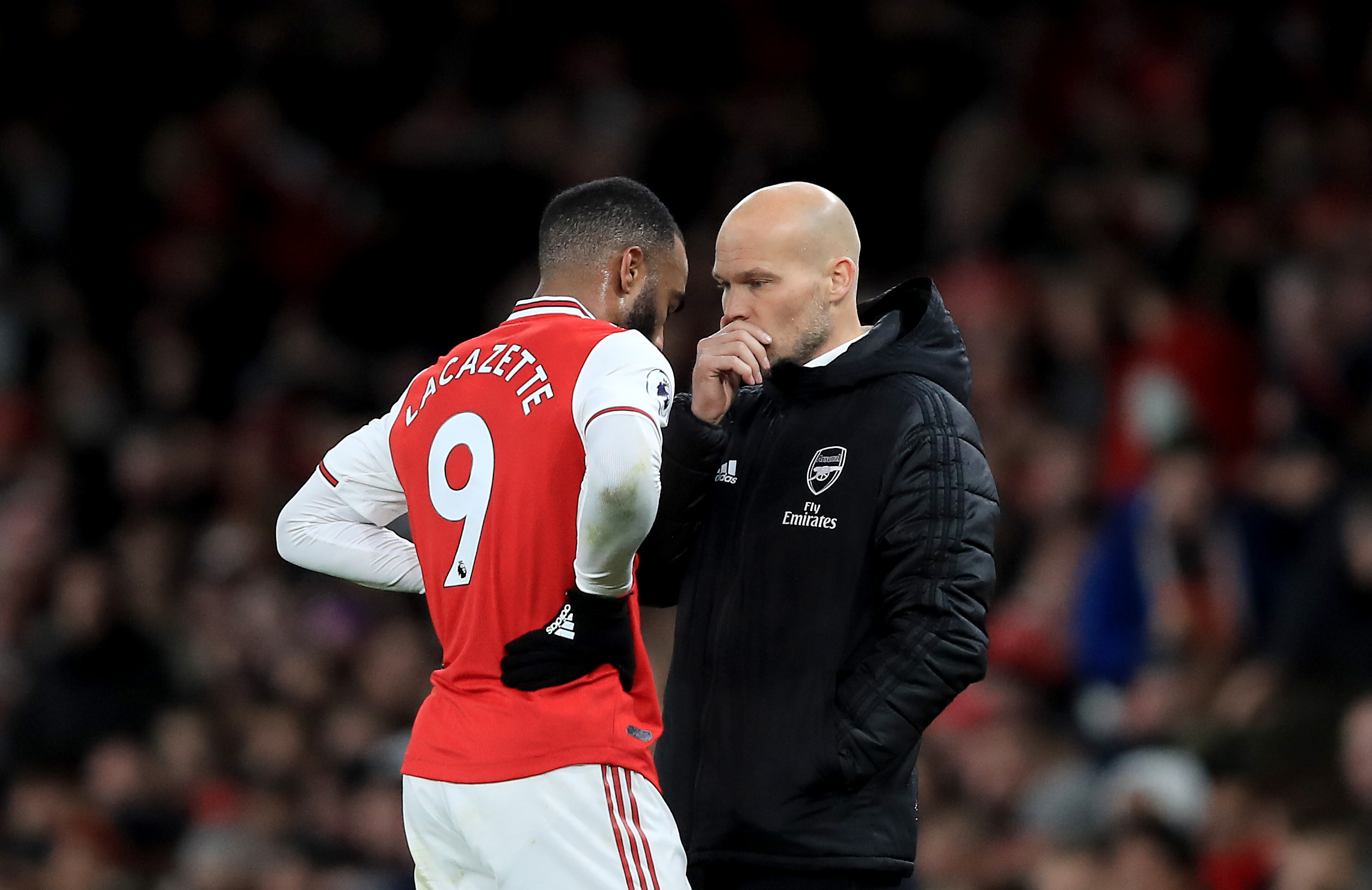 LONDON, ENGLAND - DECEMBER 05: Head coach Freddie Ljungberg of Arsenal speaks to Alexandre Lacazette of Arsenal during the Premier League match between Arsenal FC and Brighton & Hove Albion at Emirates Stadium on December 05, 2019 in London, United Kingdom. (Photo by Marc Atkins/Getty Images)