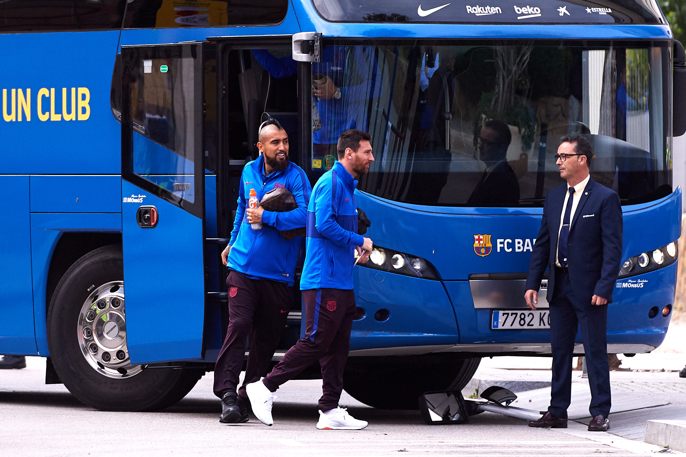 BARCELONA, SPAIN - DECEMBER 18: Arturo Vidal and Lionel Messi of FC Barcelona arrive at Hotel Sofia with the team bus ahead of the Liga match between FC Barcelona and Real Madrid CF near Camp Nou on December 18, 2019 in Barcelona, Spain. (Photo by Alex Caparros/Getty Images)