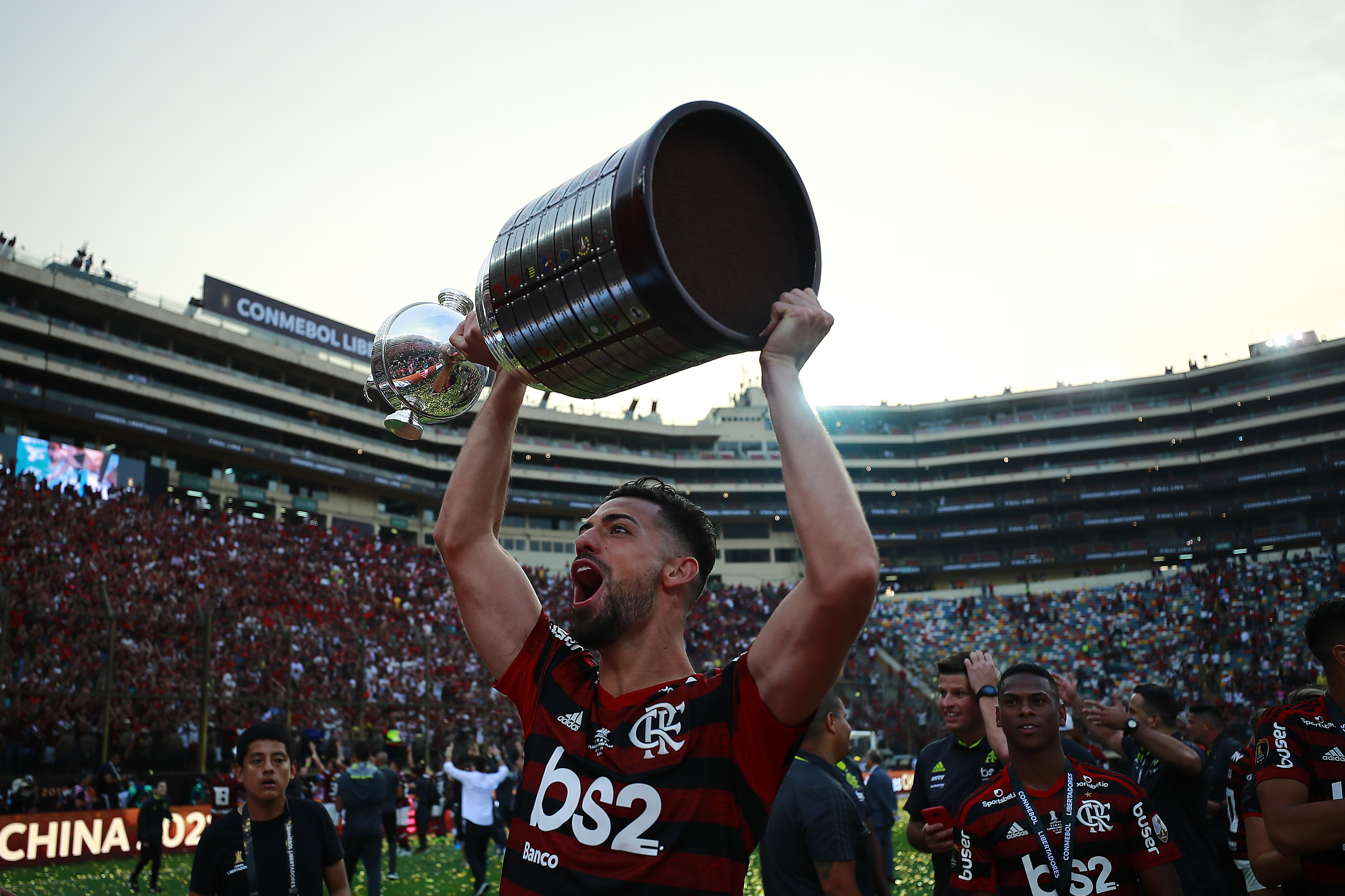 LIMA, PERU - NOVEMBER 23: Pablo Mari of Flamengo lifts the trophy after winning during the final match of Copa CONMEBOL Libertadores 2019 between Flamengo and River Plate at Estadio Monumental on November 23, 2019 in Lima, Peru. (Photo by Daniel Apuy/Getty Images)