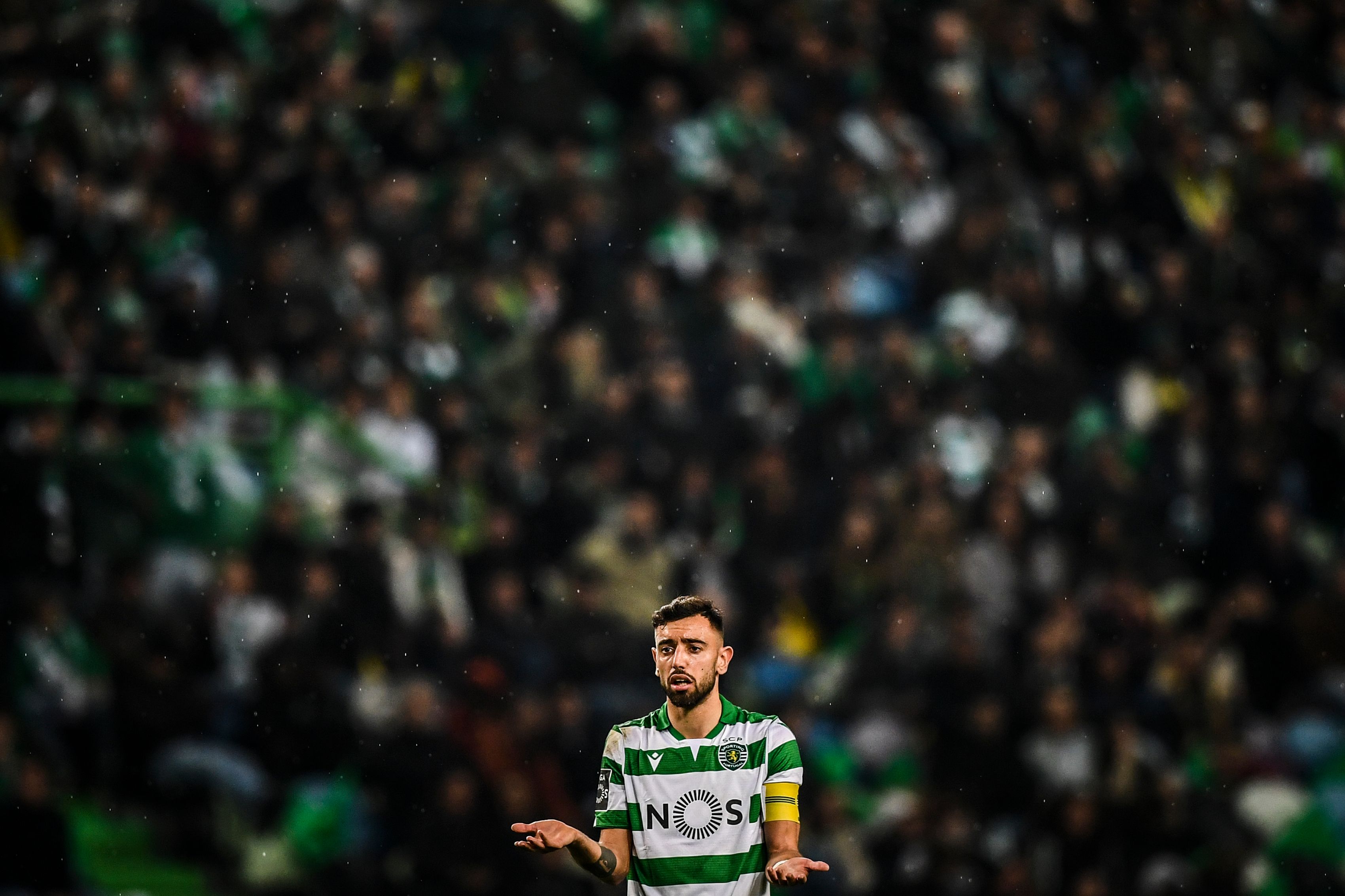 Sporting's Portuguese midfielder Bruno Fernandes gestures during the Portuguese league football match between Sporting CP and SL Benfica at the Jose Alvalade stadium in Lisbon on January 17, 2020. (Photo by PATRICIA DE MELO MOREIRA / AFP) (Photo by PATRICIA DE MELO MOREIRA/AFP via Getty Images)