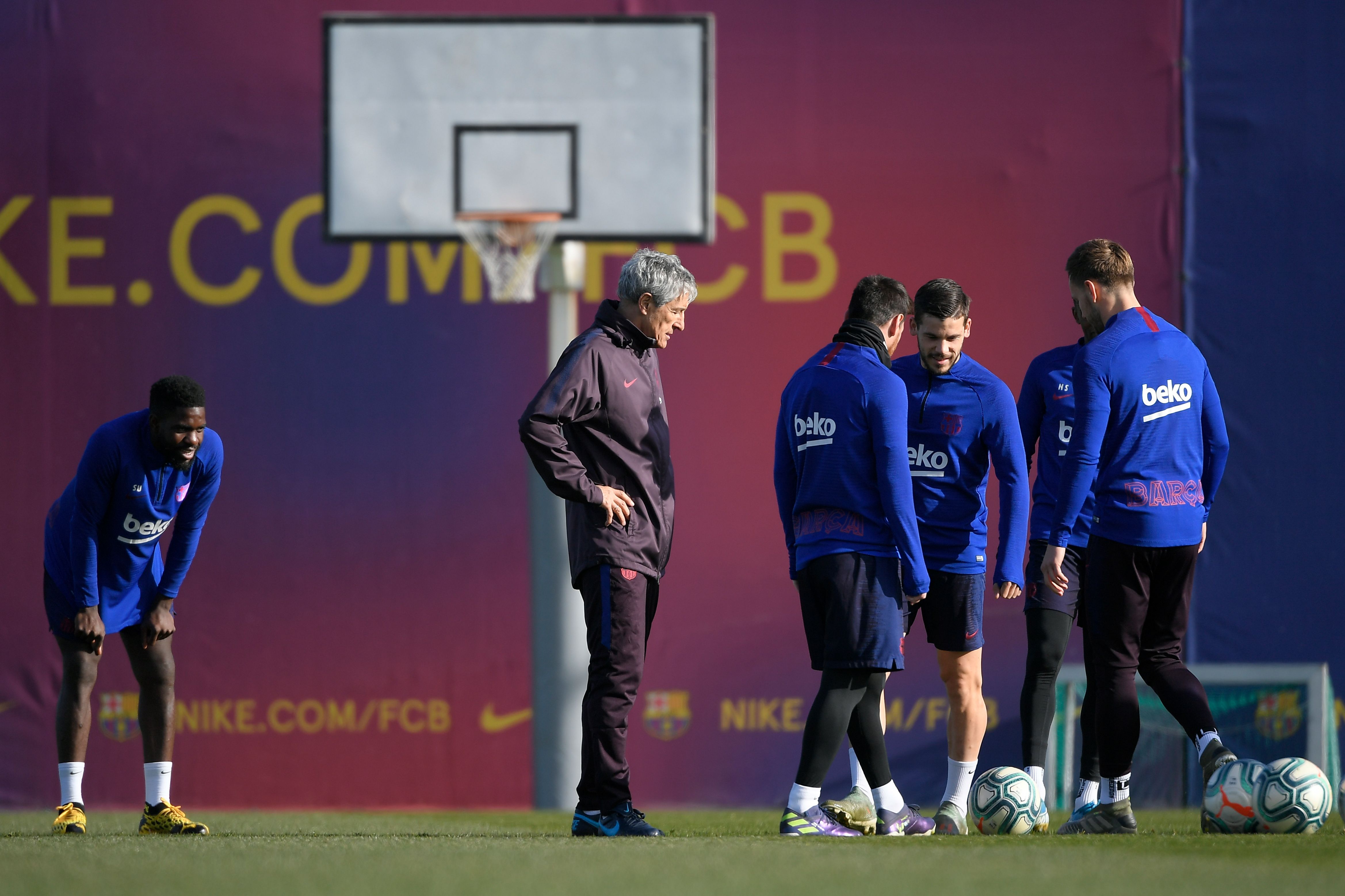 Barcelona's new coach, Spaniard Quique Setien (C), attends a training session at the Joan Gamper Sports City training ground in Sant Joan Despi on January 18, 2020. (Photo by LLUIS GENE / AFP) (Photo by LLUIS GENE/AFP via Getty Images)