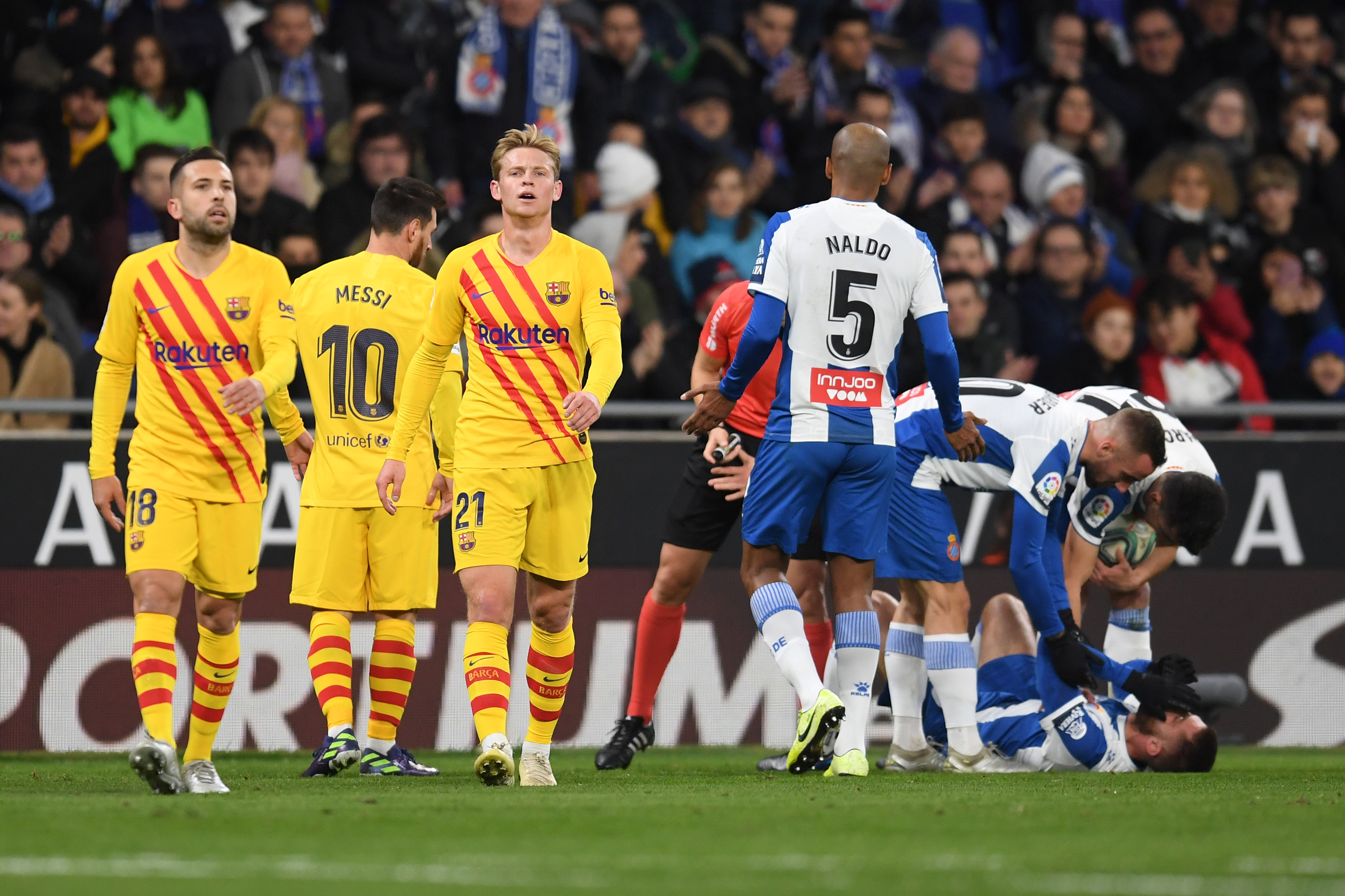 BARCELONA, SPAIN - JANUARY 04: Frenkie de Jong and Jordi Alba of FC Barcelona look dejected as David Lopez of Espanyol celebrates with teammates after scoring his team's first goal during the La Liga match between RCD Espanyol and FC Barcelona at RCDE Stadium on January 04, 2020 in Barcelona, Spain. (Photo by Alex Caparros/Getty Images)