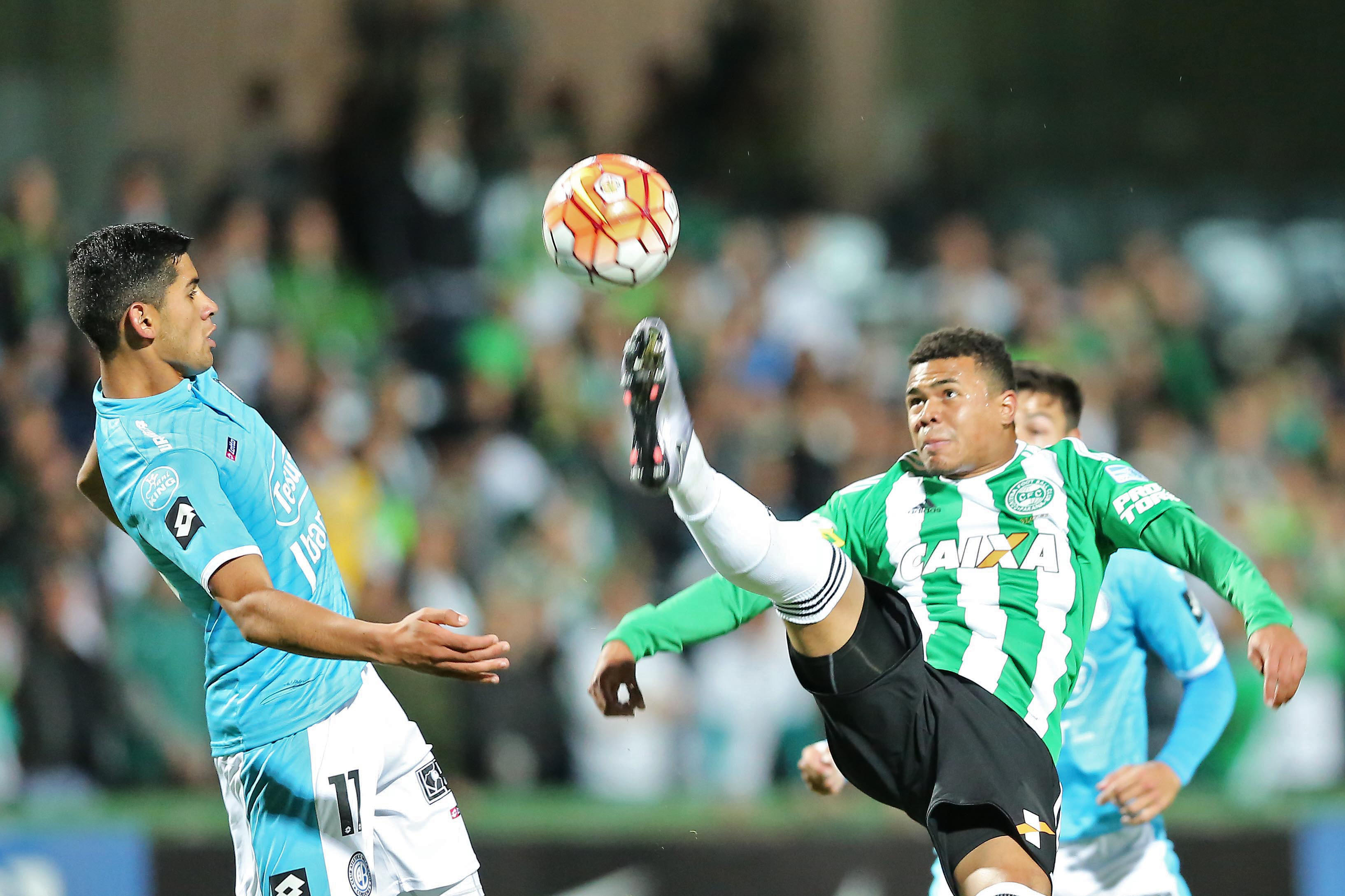 Brazil's Coritiba player Yan Sasse vies for the ball with Lujan Nahuel (L) of Argentina's Belgrano during a Copa Sudamericana football match at the Couto Pereira stadium in Curitiba on September 21, 2016. / AFP / Heuler Andrey        (Photo credit should read HEULER ANDREY/AFP via Getty Images)