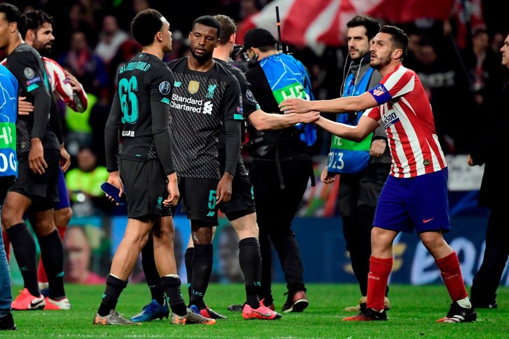 Atletico Madrid's Spanish midfielder Koke (R) is congratulated by Liverpool's players at the end of the UEFA Champions League, round of 16, first leg football match between Club Atletico de Madrid and Liverpool FC at the Wanda Metropolitano stadium in Madrid on February 18, 2020. (Photo by JAVIER SORIANO / AFP) (Photo by JAVIER SORIANO/AFP via Getty Images)