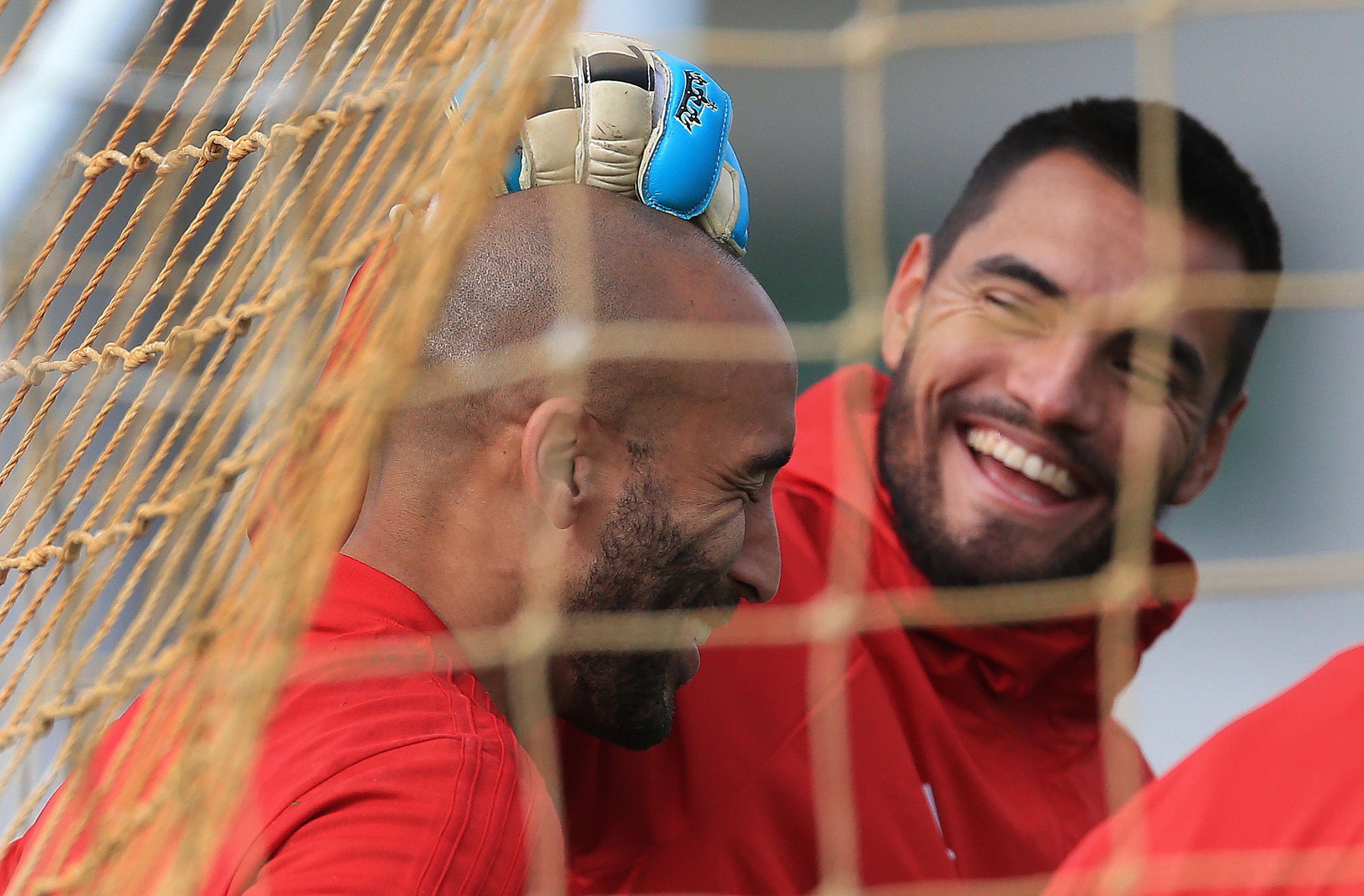 Manchester United's Argentinian goalkeeper Sergio Romero (R) and Manchester United's English goalkeeper Lee Grant attend a training session at the Carrington Training complex in Manchester, north west England on October 1, 2018, ahead of their Champions League group H football match against Valencia on October 2. (Photo by Lindsey Parnaby / AFP)        (Photo credit should read LINDSEY PARNABY/AFP via Getty Images)