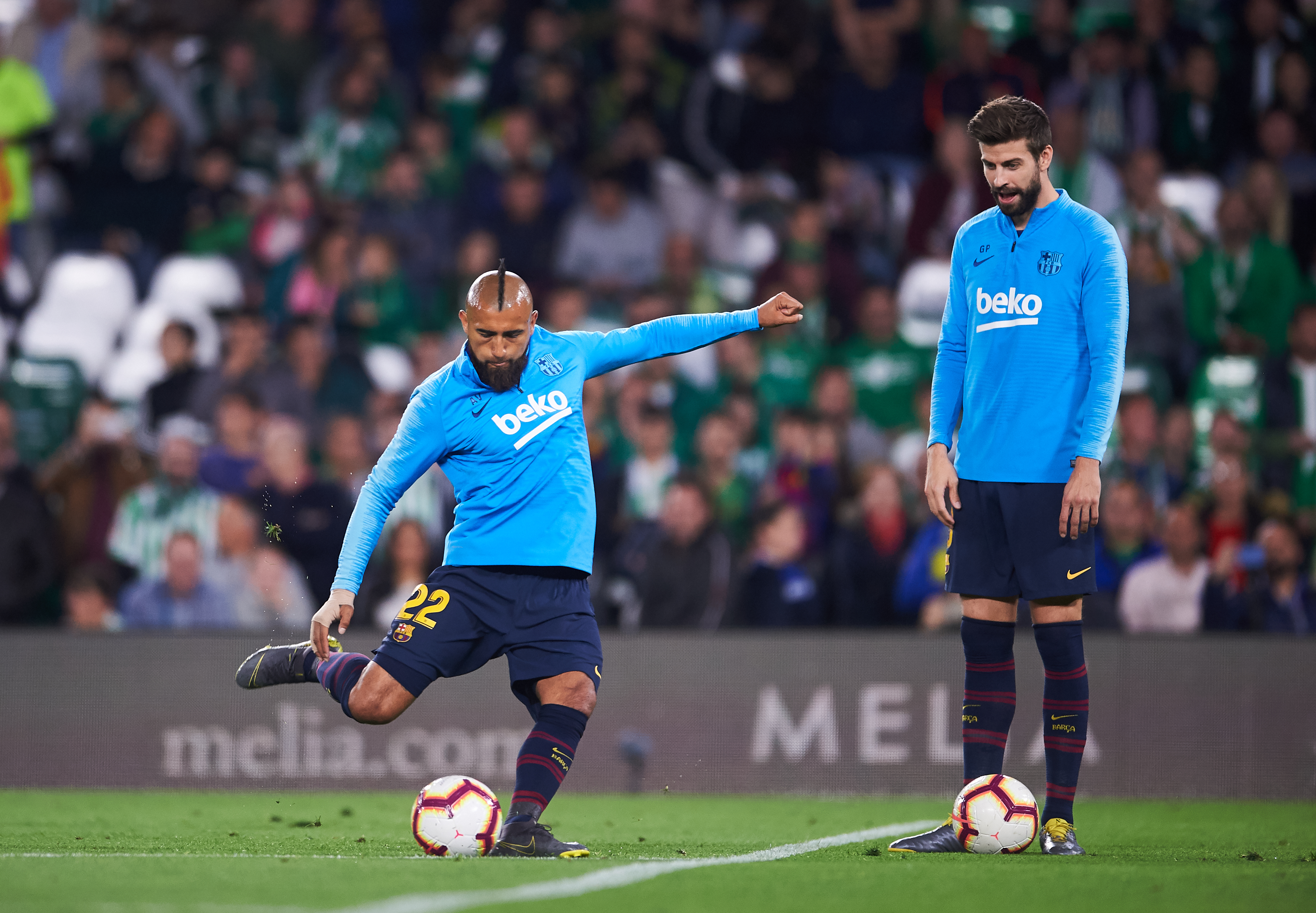 SEVILLE, SPAIN - MARCH 17: Arturo Vidal of FC Barcelona and Gerard Pique of FC Barcelona warms up during the La Liga match between Real Betis Balompie and FC Barcelona at Estadio Benito Villamarin on March 17, 2019 in Seville, Spain. (Photo by Aitor Alcalde/Getty Images)